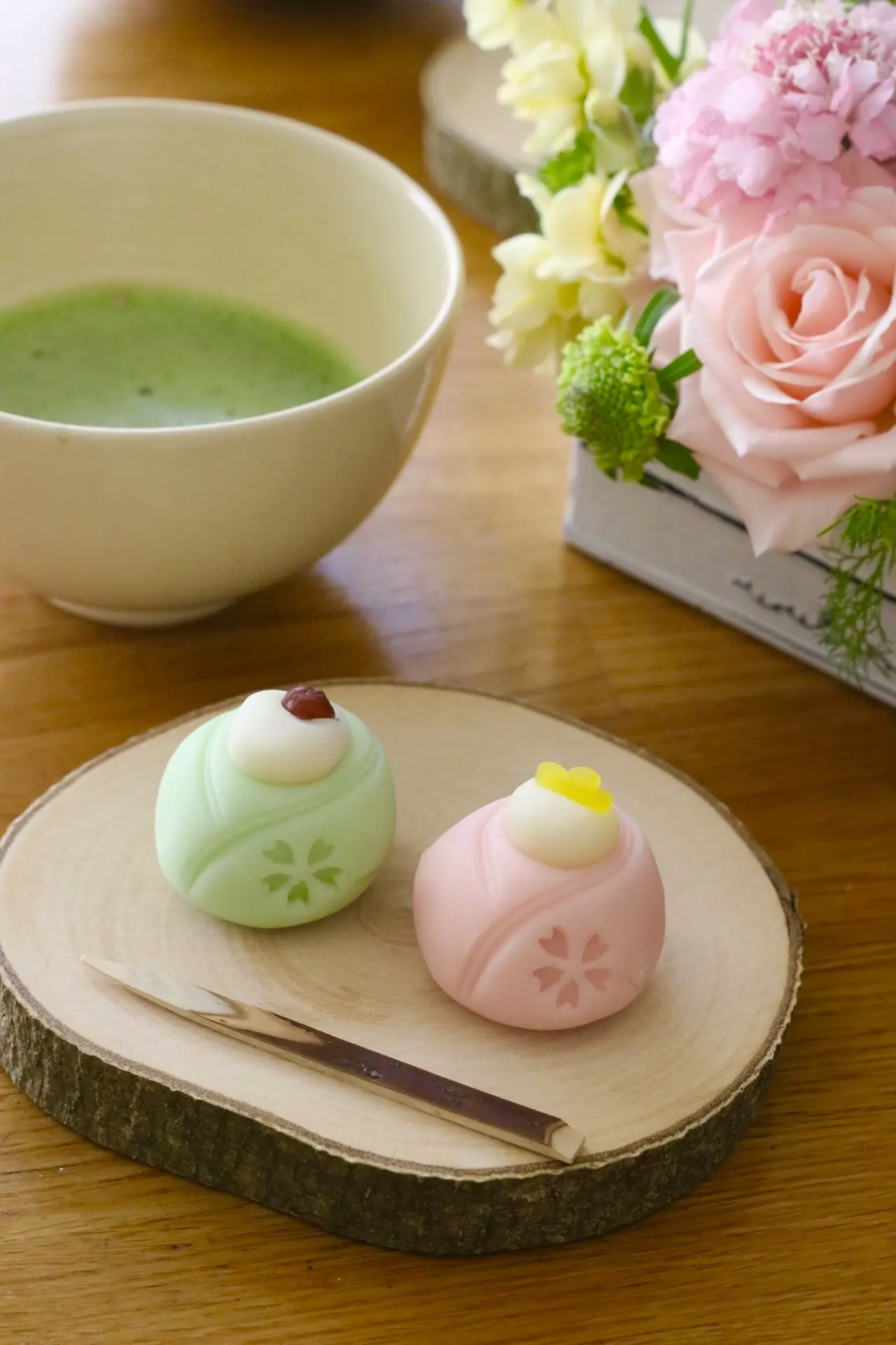 ひなまつりの和菓子と抹茶