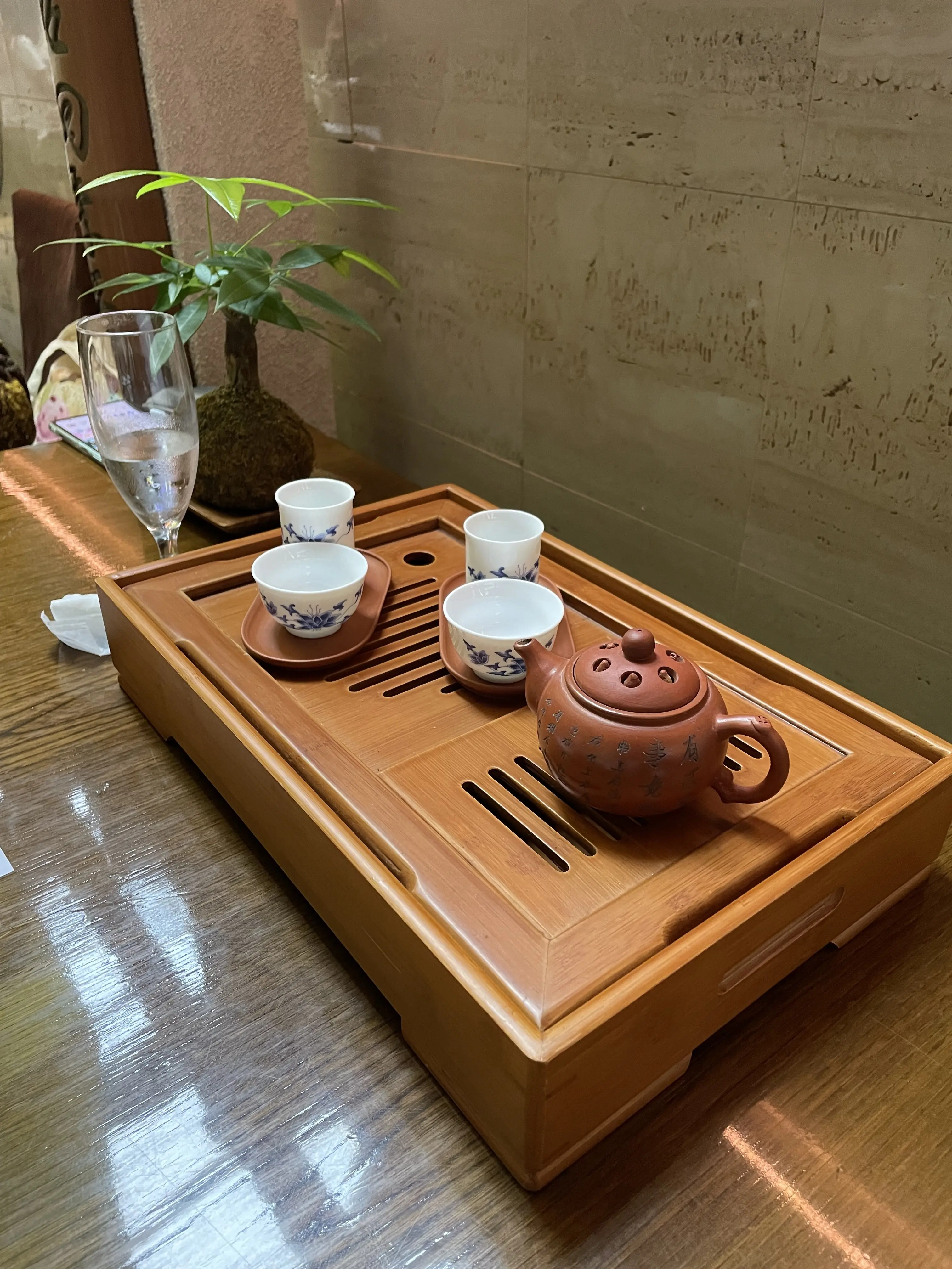 Wakiya一笑美茶樓、赤坂、テーブル、中国茶器、茶器、中国茶茶器セット、オシャレ、お洒落、素敵、茶色の急須、白い茶器、白い湯呑み、湯呑み茶碗