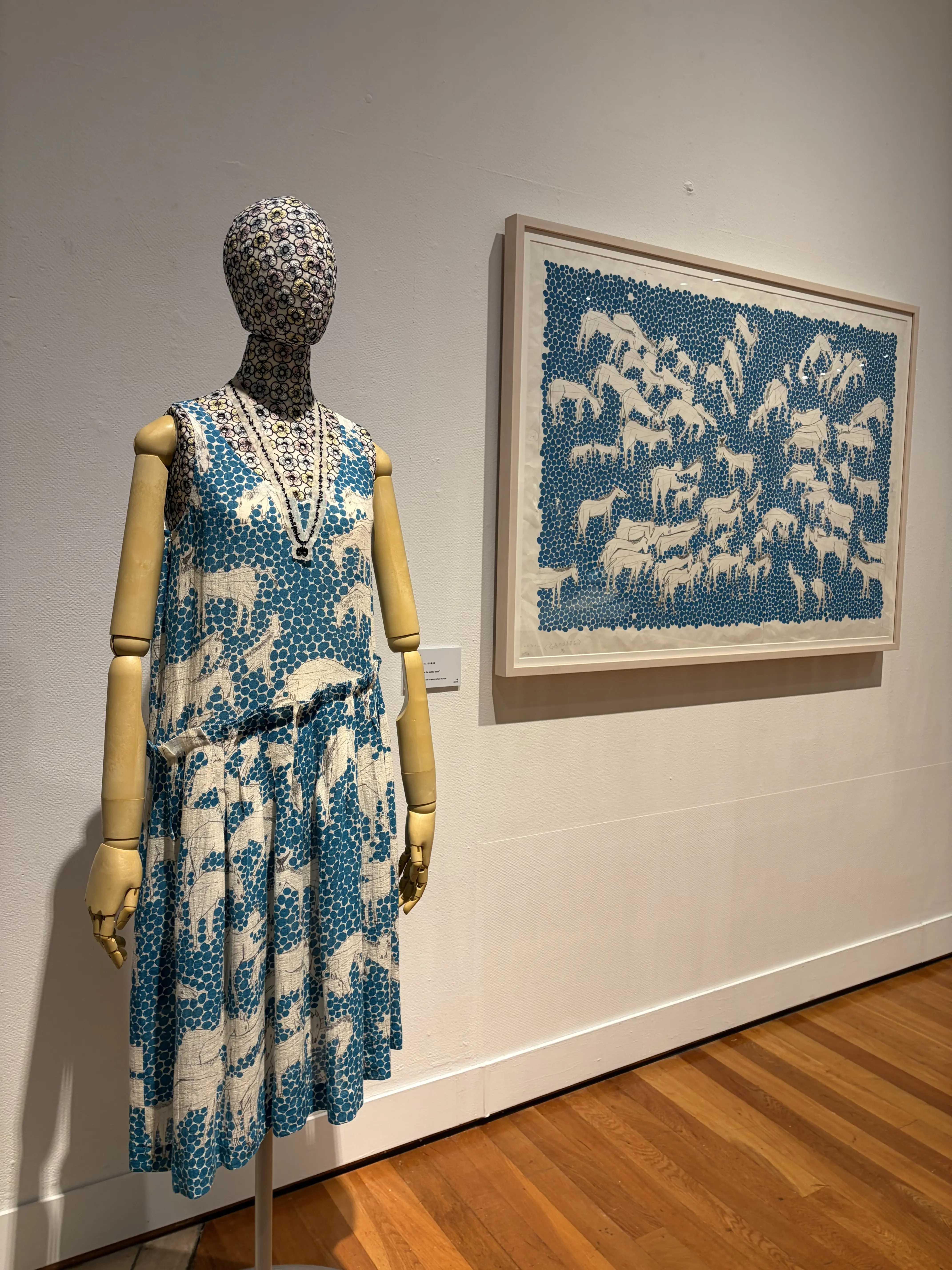 ヤギがモチーフのテキスタイルで作られた青のワンピース