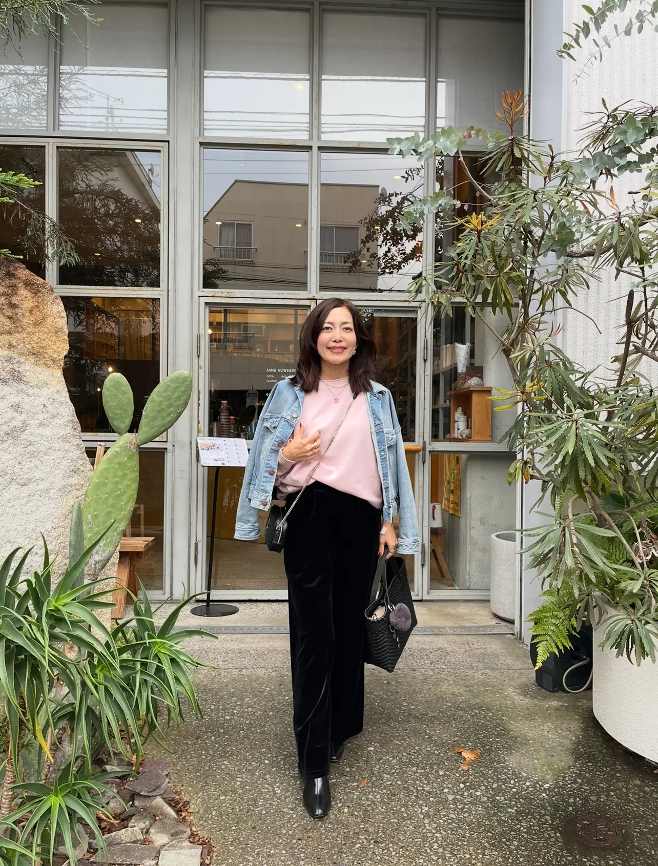 UNIQLOのベロアパンツとピンクニットで中目黒散策_1_12