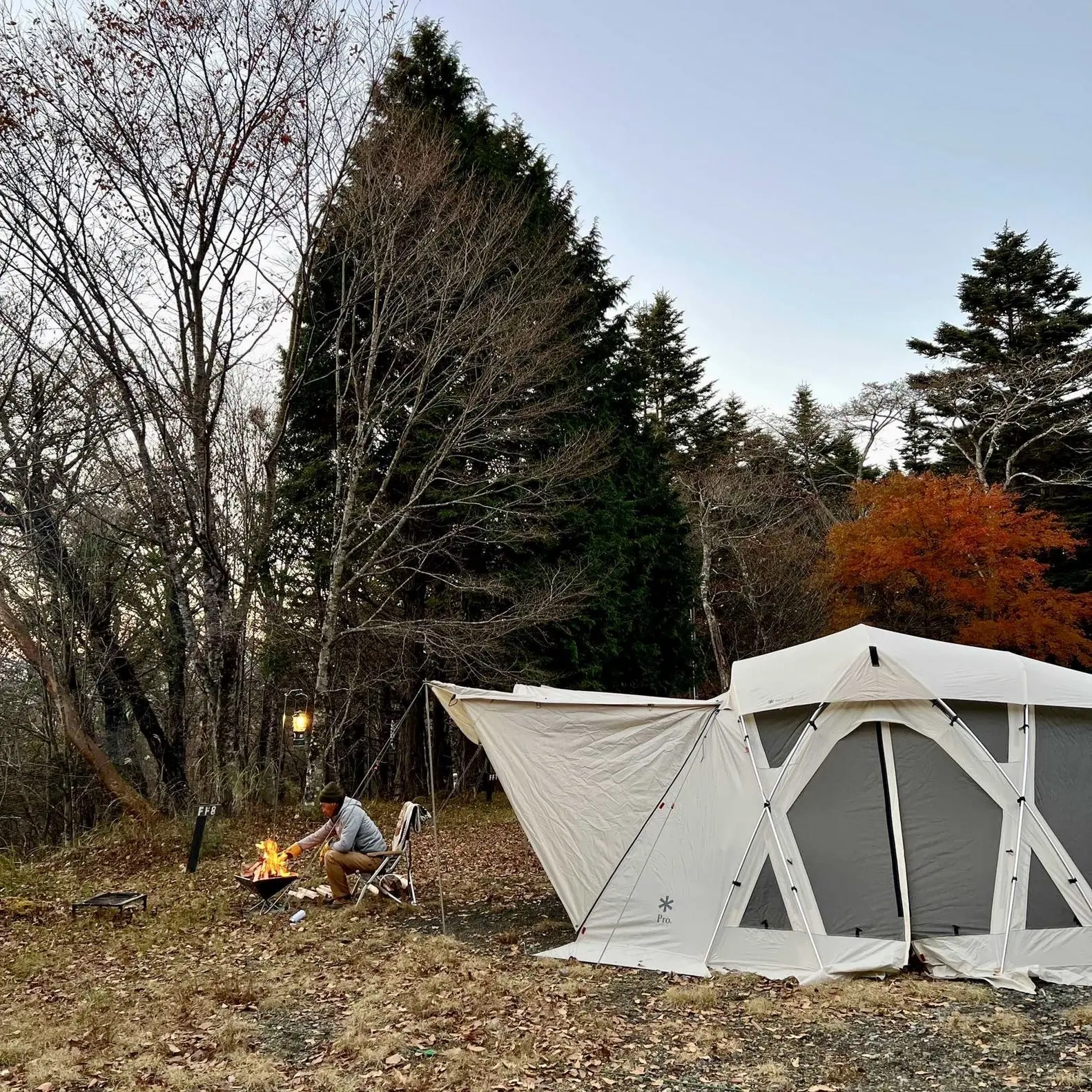 キャンプ場「PICA表富士」でのキャンプ、アイボリーのテント