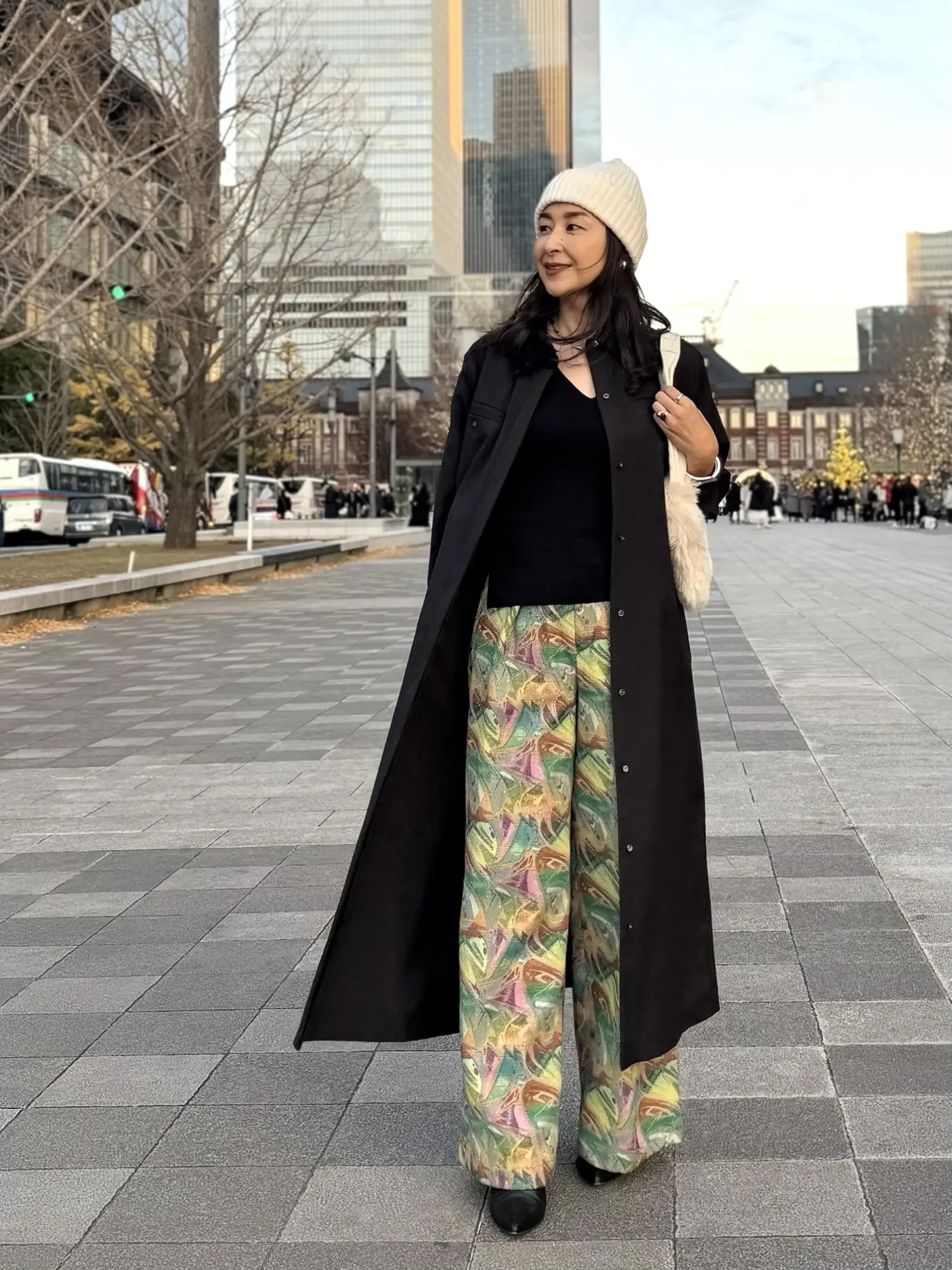 イーバイエクラ　黒ワンピース　着回し　50代ワンピースコーデ　アラフィフワンピースコーデ　白ニット帽子　ファーバッグ