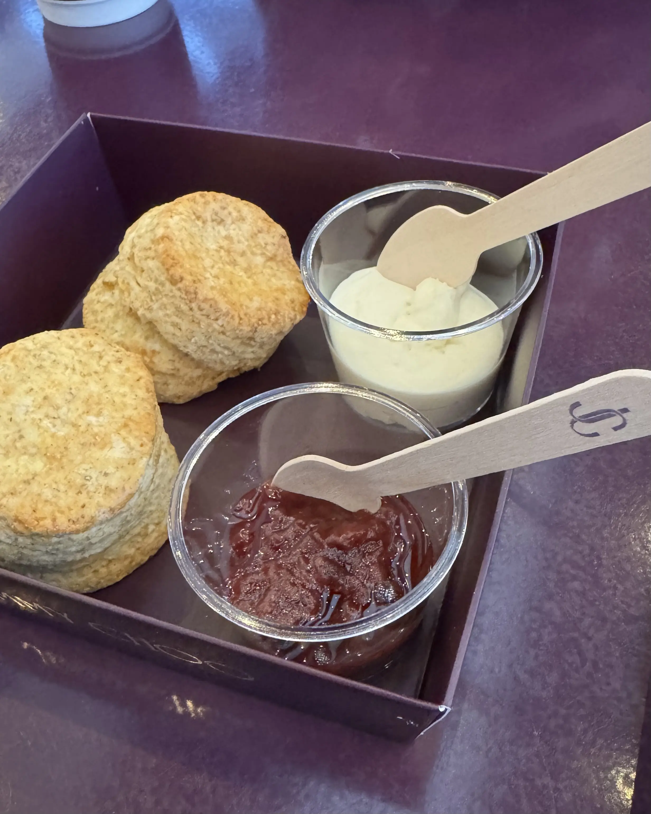 40代【無印良品】頼れる定番「黒ニット」でつくる、銀座カフェにも映える華やかパンツコーデ_1_2-2