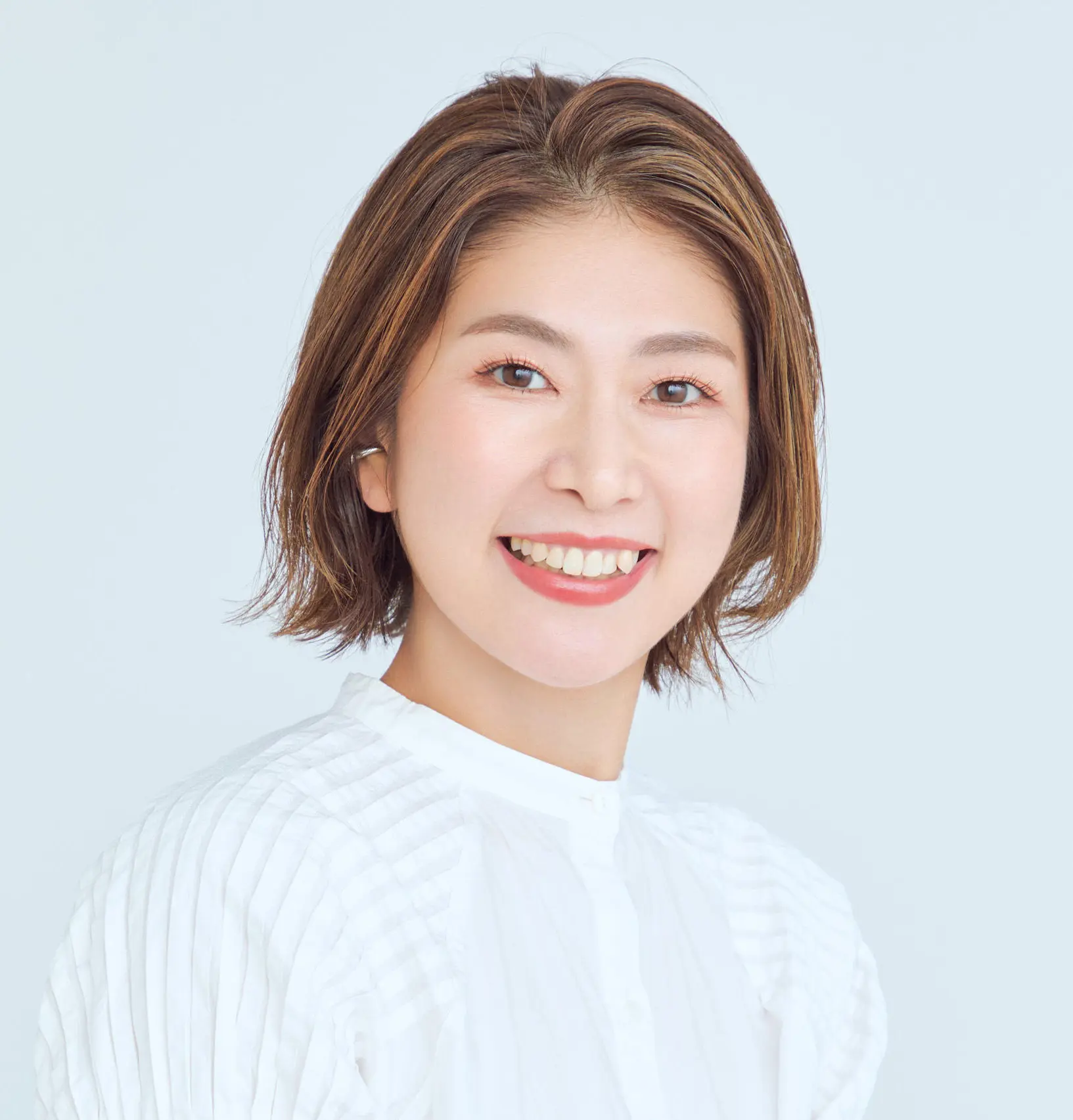 白髪のカモフラージュに効く最適解カラー「グレージュ」の効果とは？【50代髪型・ヘアスタイル】