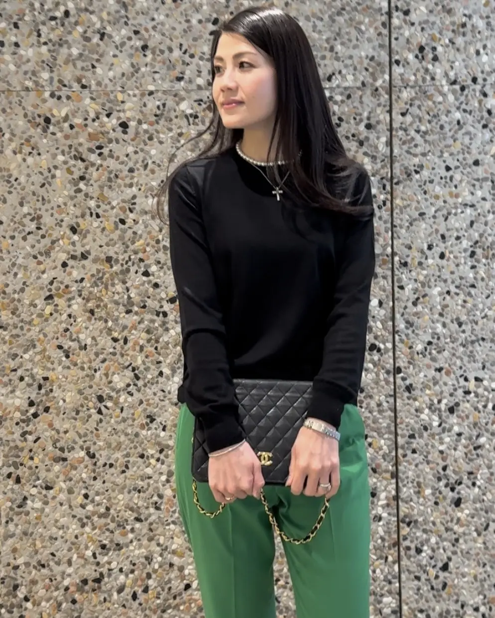 40代【無印良品】頼れる定番「黒ニット」でつくる、銀座カフェにも映える華やかパンツコーデ_1_7