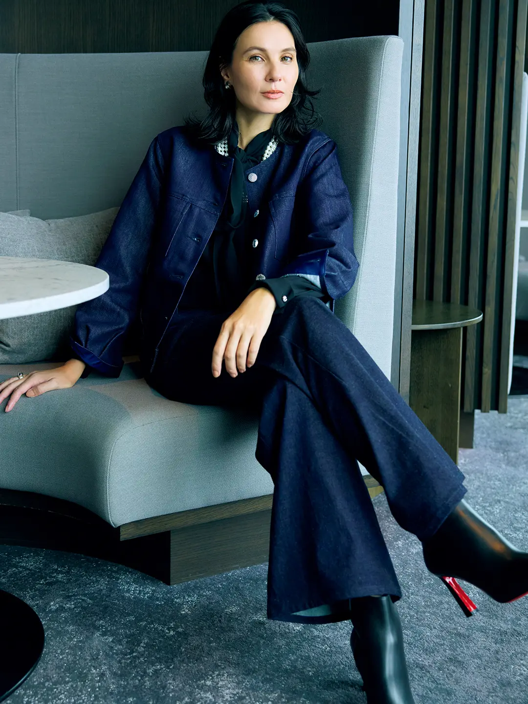 デニムジャケット「COLLARLESS SILK JACKET」￥178,200・デニムパンツ「HIGH WAIST FLARE」￥101,200／ジーフランコ