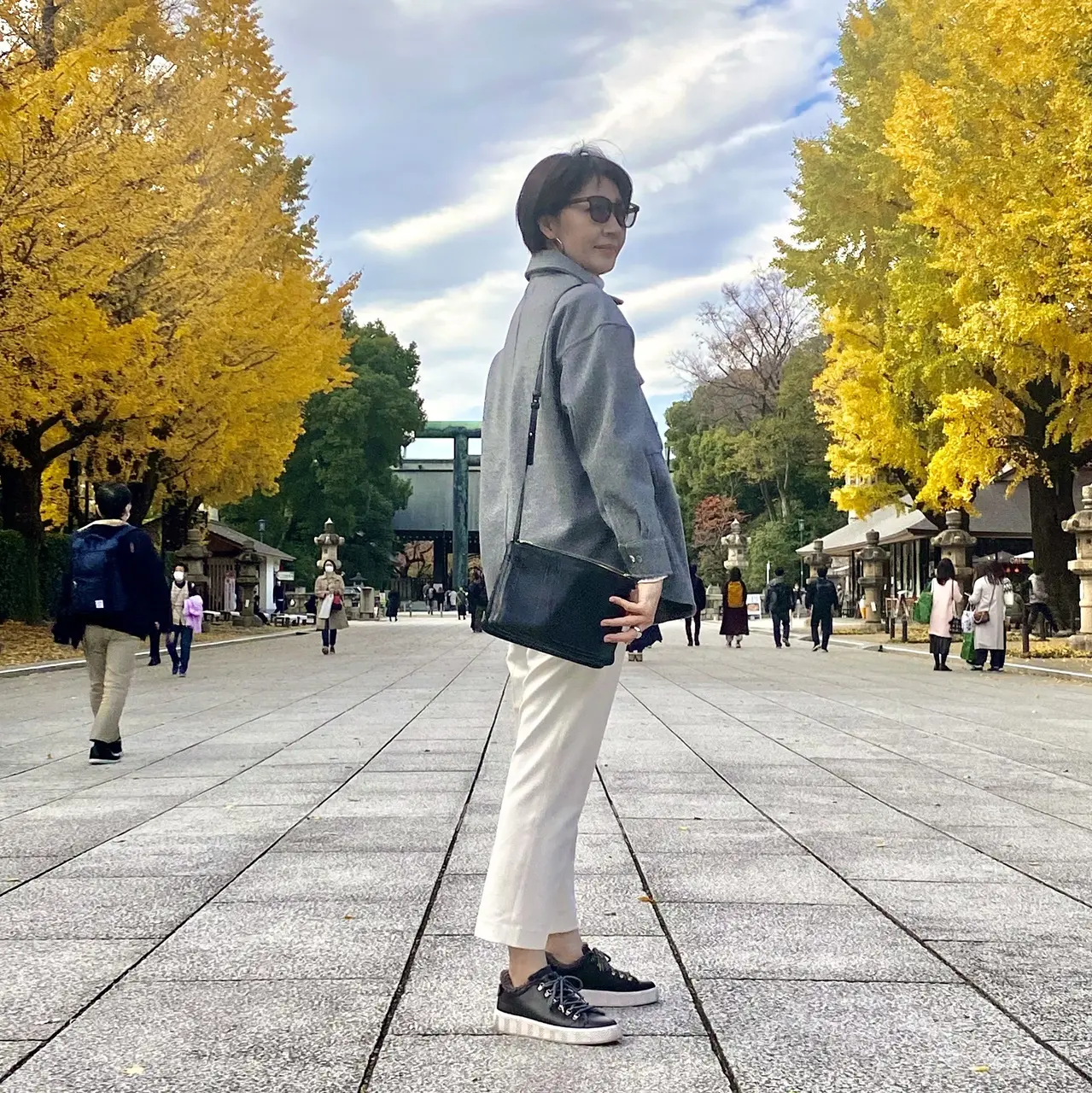 ZARAのグレーシャツジャケットを羽織って、「黒」「白」「グレー