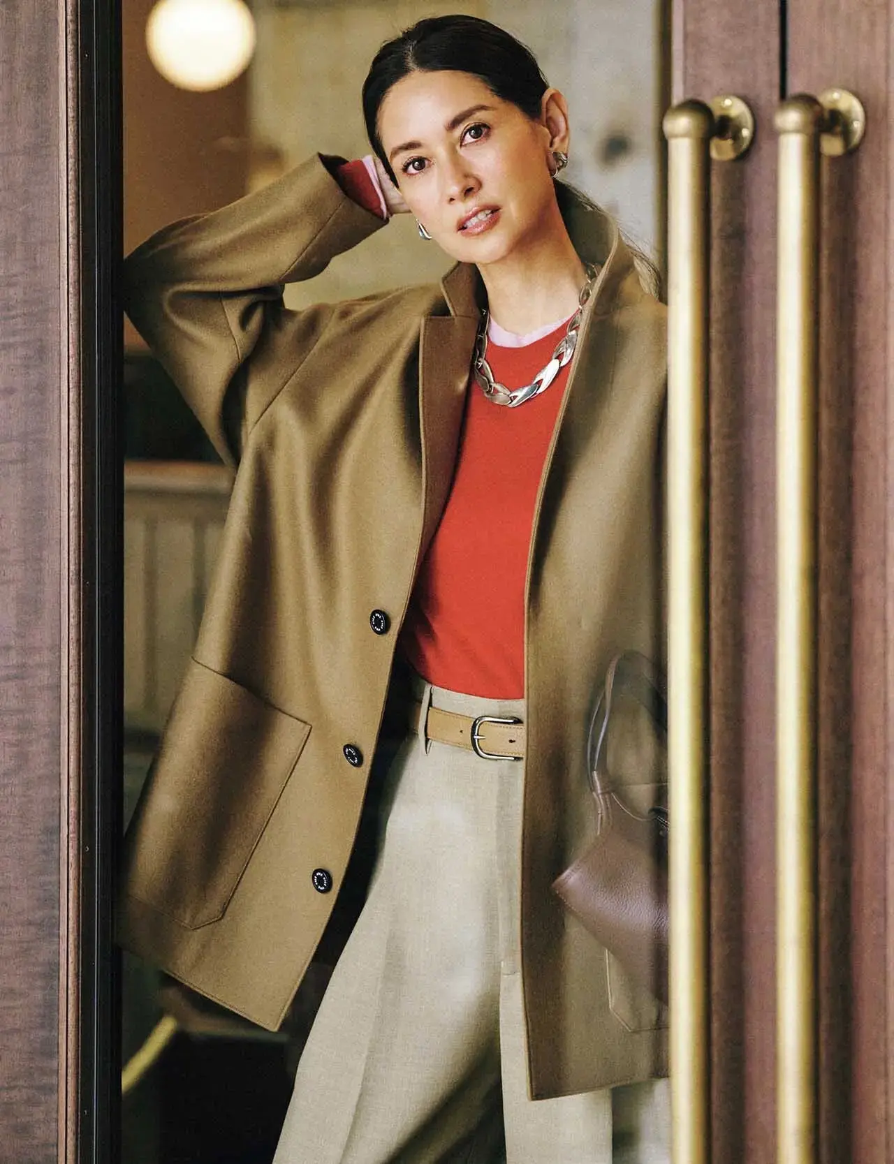 ジャケット持ち前のハンサムさを色の遊びでチャーミングに