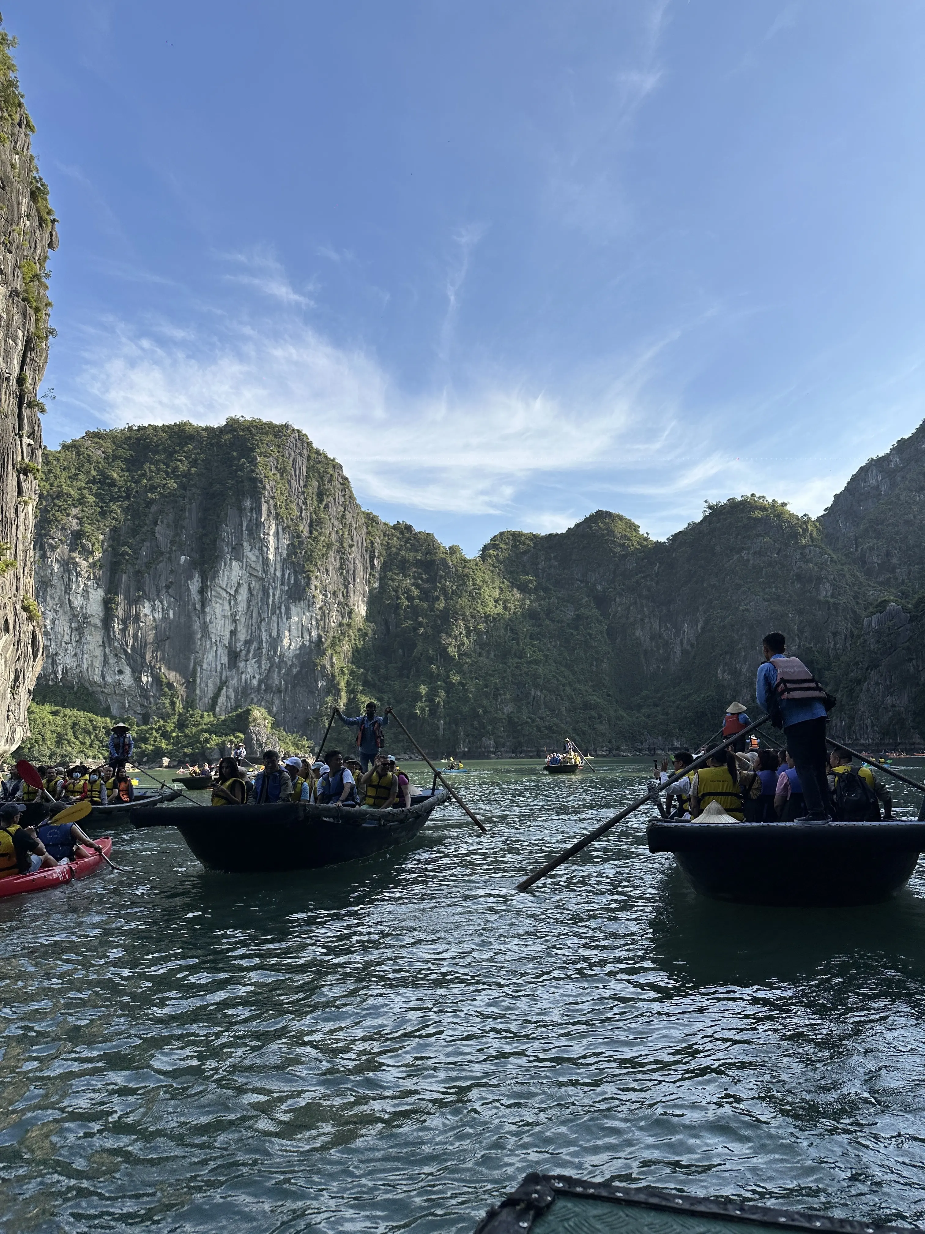 ハロン湾　手漕ぎ船　カヤック　奇岩　ベトナム