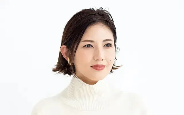 あごラインの長さでもアレンジが効くワンレングスのフェミニンボブ