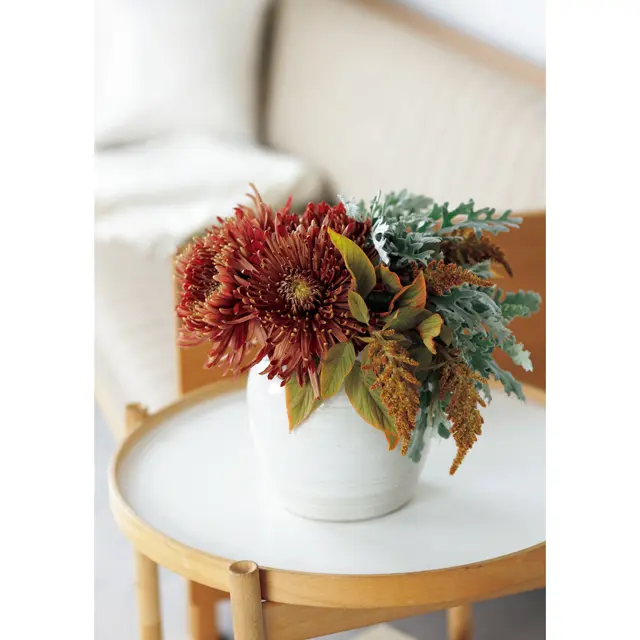 サイドテーブルに飾る花　茶系の花々とうぶ毛に覆われた葉でサイドテーブルにウォーム感を