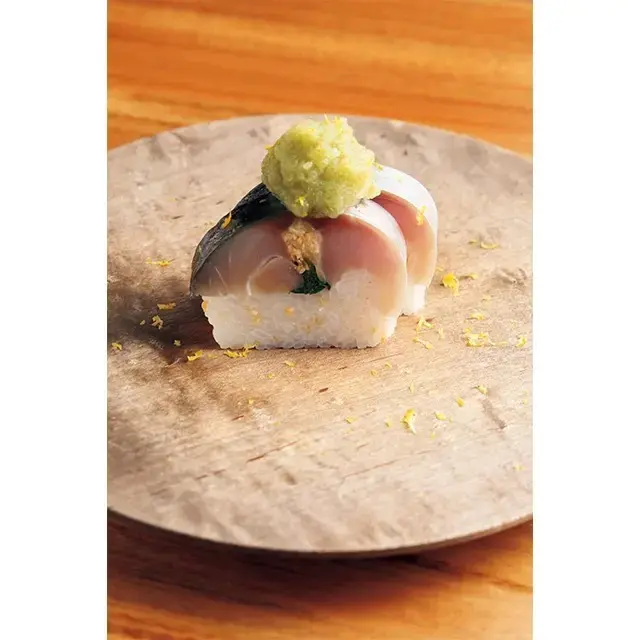 鯖寿司はガリをはさみ、昆布の粉末を和えた大根おろしをのせ、