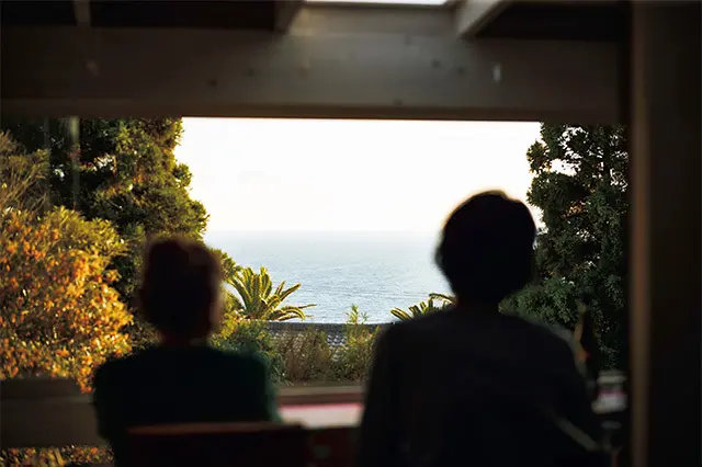 サンルームの窓辺に設置したテーブルは海の見える特等席。刻々と表情を変える夕日を眺めながら語らう至福の時間。