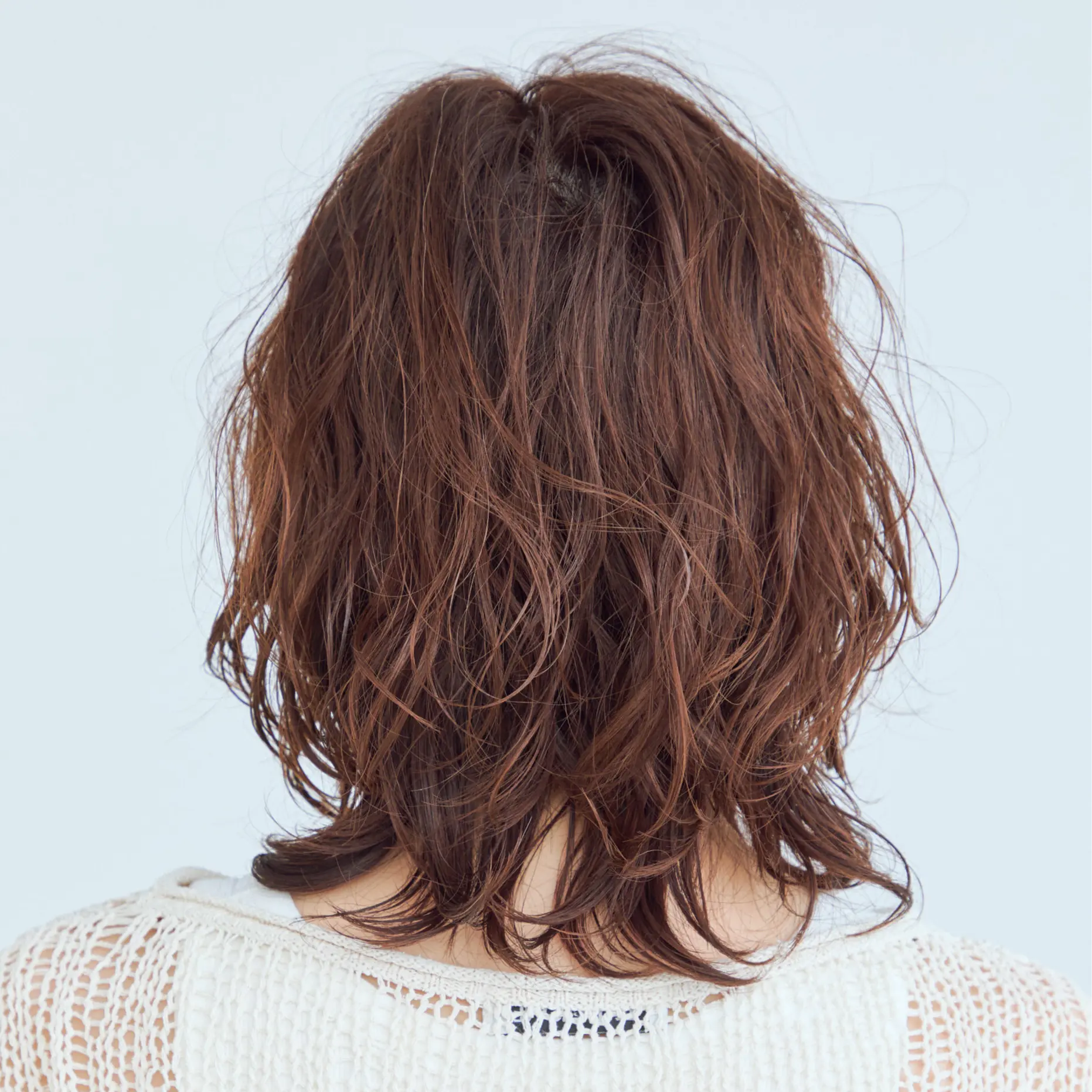 後から見たミディアムヘアスタイル