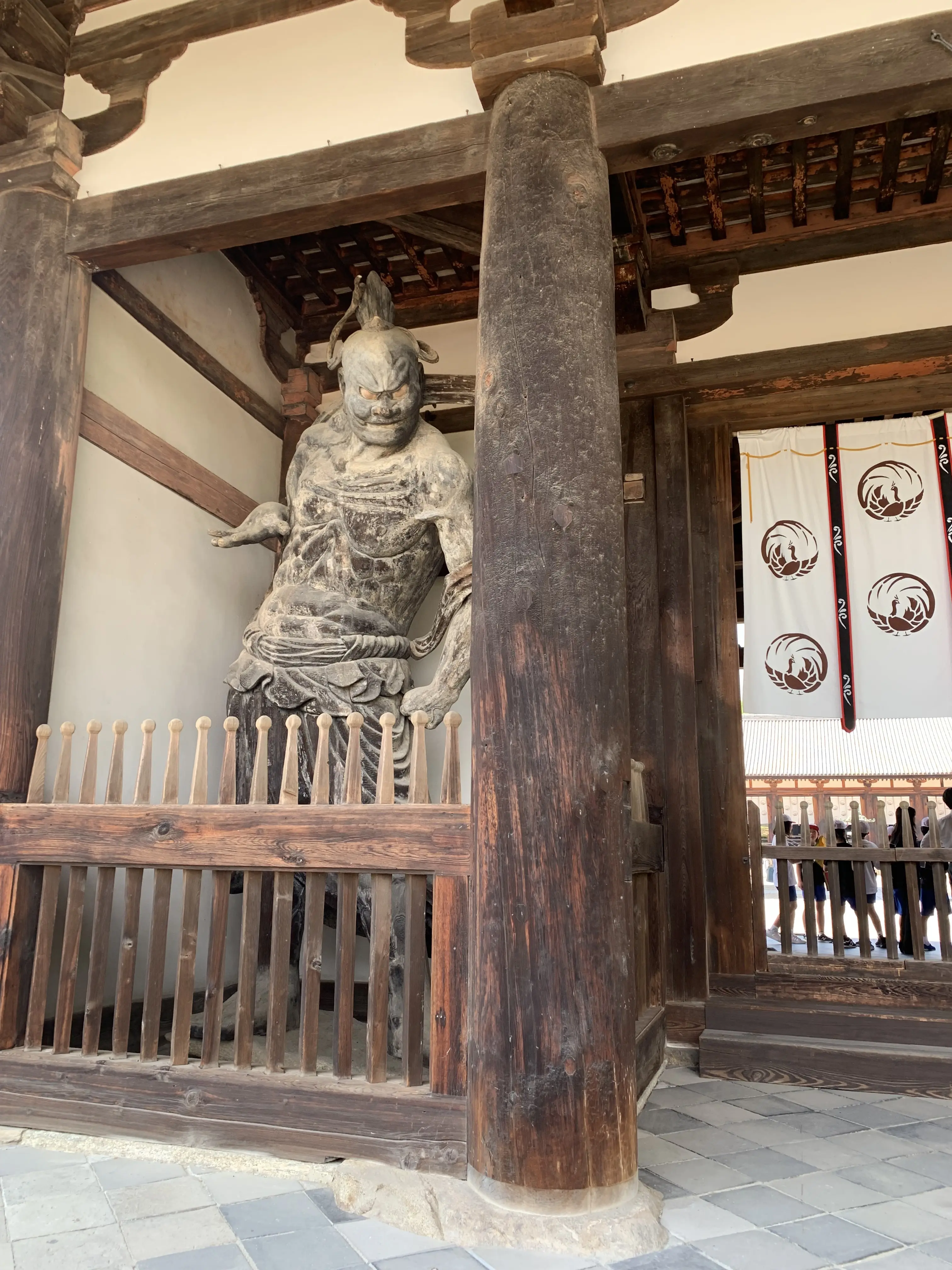 法隆寺　中門にある金剛力士像
左が黒の吽形像