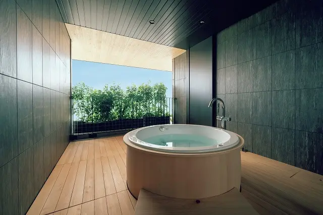 ホテルタイプの客室には、全5タイプがあり、露天風呂つきスイートルームも人気