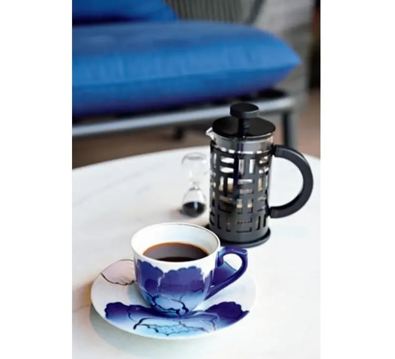 50代　ひとり旅　静岡・熱海　 伊豆山 佳ら久　隠れ家的な雰囲気の ゲストラウンジ「刻とき」では、水出しコーヒ ーや豆を選んでいれるフレンチプレスのコ ーヒー、紅茶などでゆったりと過ごして。