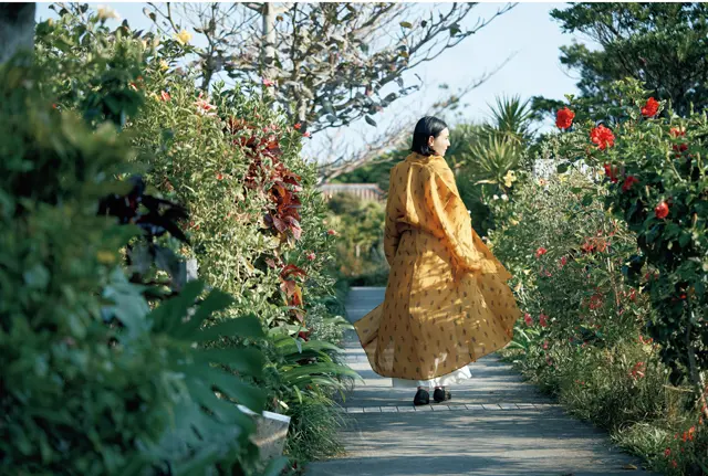 美術品とも称される喜如嘉の芭蕉布を着て、館内を散歩することもできる。「涼風を装う芭蕉布サロン」は1名¥265,000(サ込、宿泊料別)。芭蕉布インビテーション、芭蕉布会館の見学、琉球古典舞踊の鑑賞、ウンチャナシ試着体験が含まれる(2名から実施、2週間前まで受付、要予約)。
