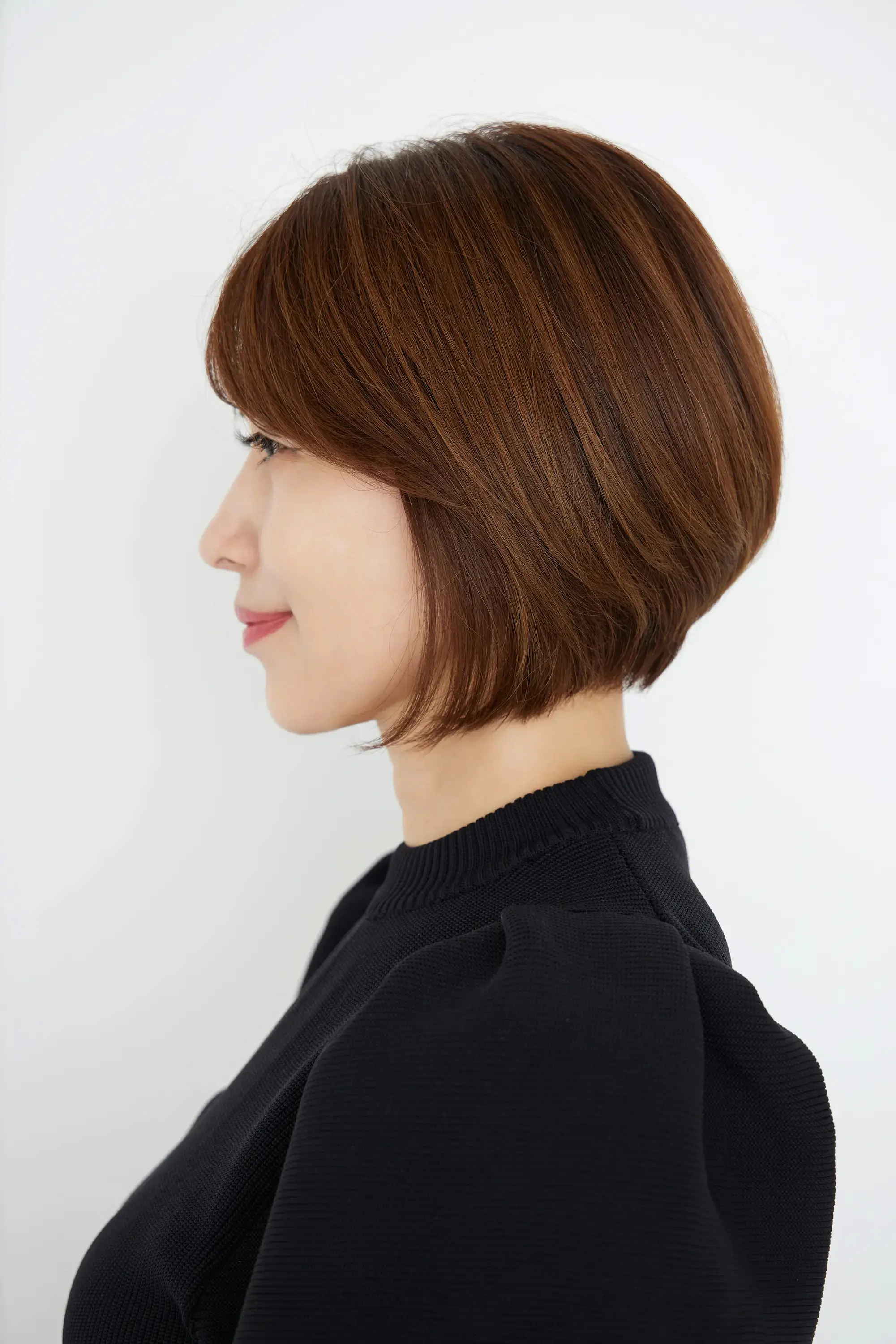 ボリューム感もシルエットも◎。50代のしゃれ見えボブの鍵は、丸みと“盆のくぼ”