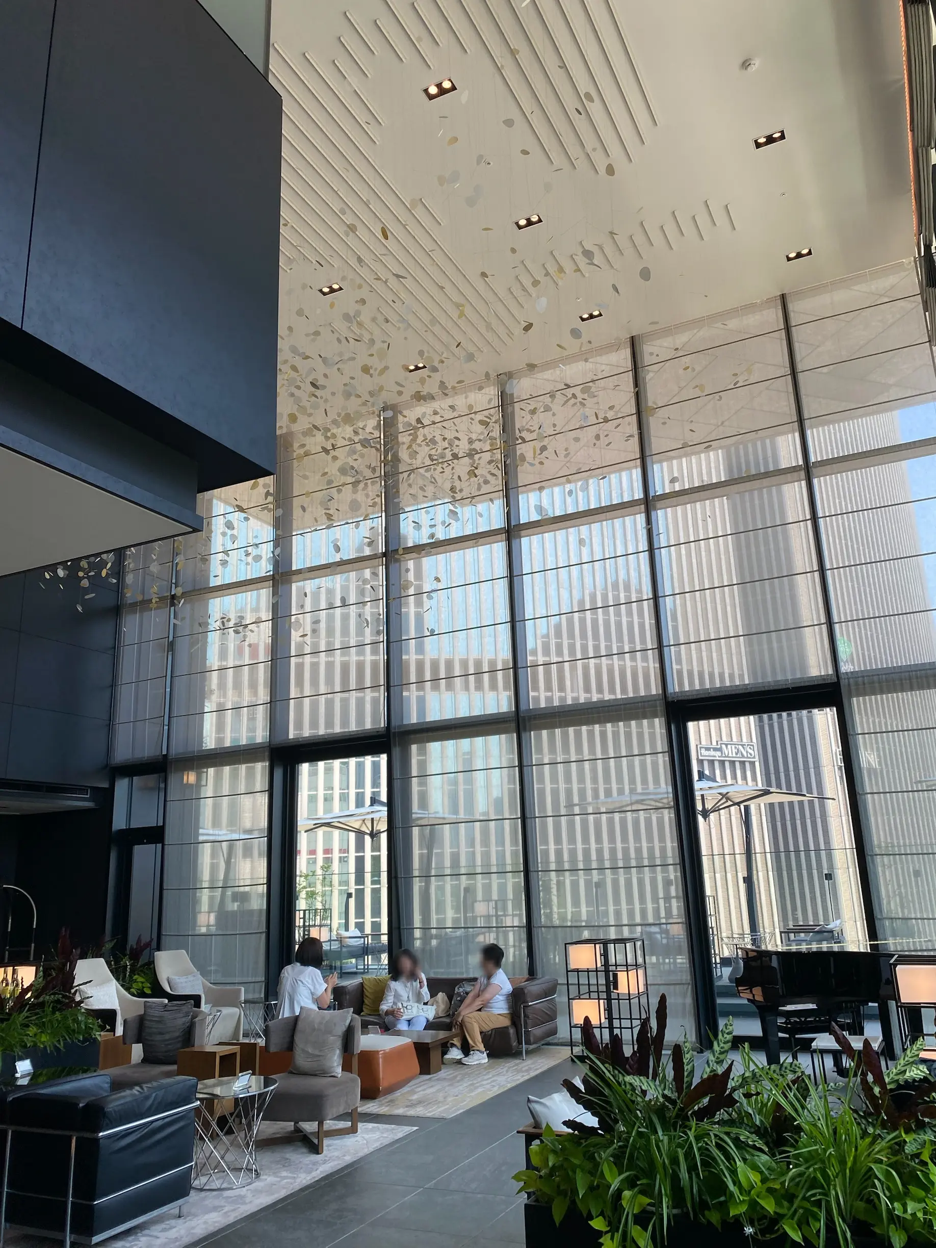 東京・銀座THE GATE HOTEL 東京 ロビー 吹き抜けとアートが印象的な空間