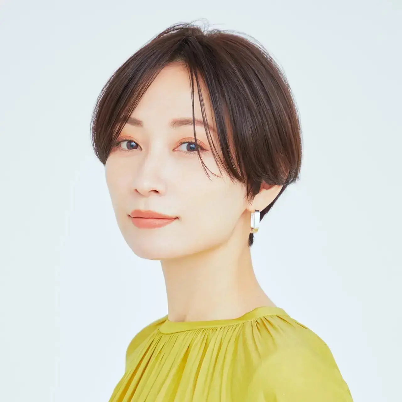 上品な雰囲気が秋らしい！若々しく見える「50代のショートヘア」30選