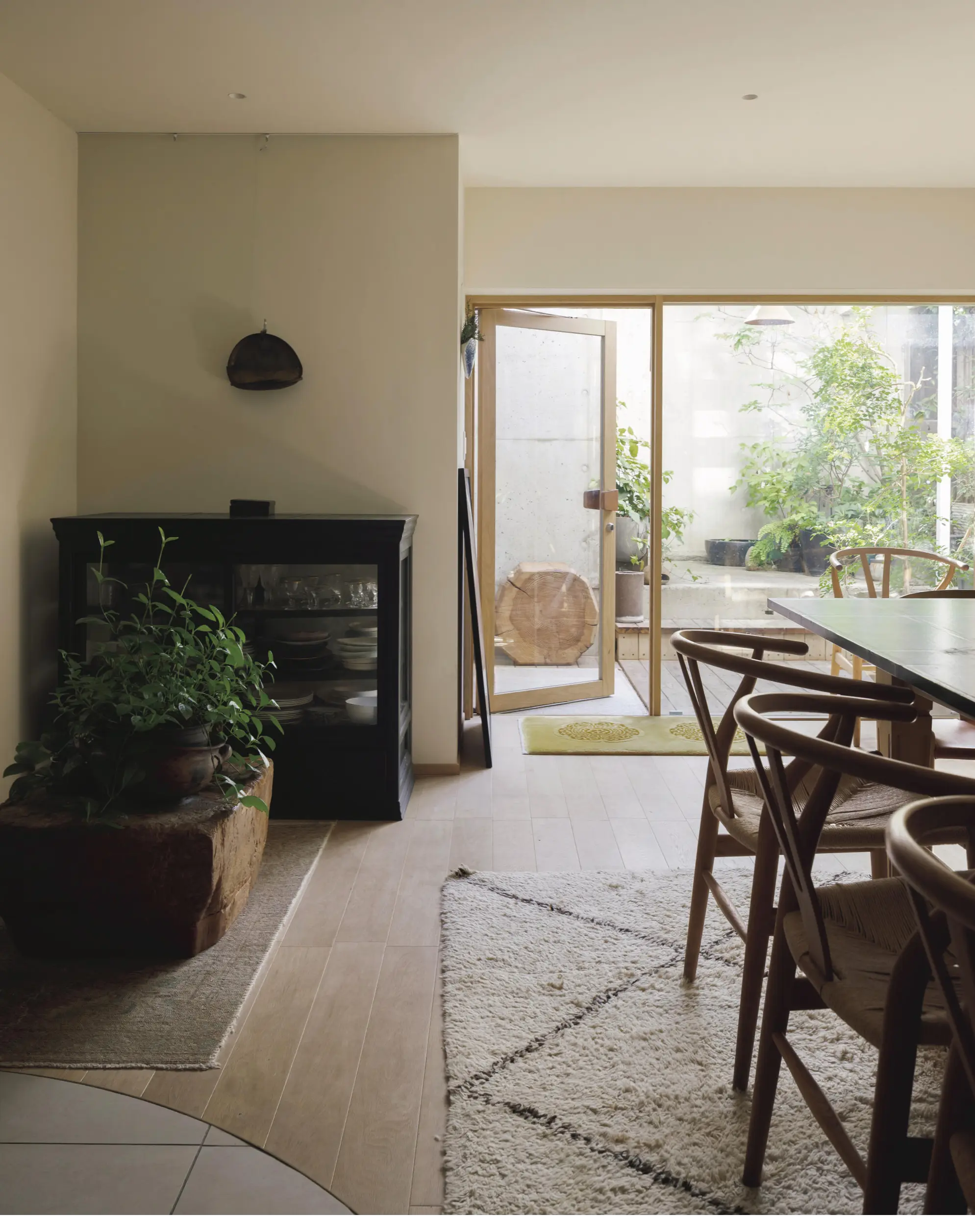 【50代の実家問題】美しく経年変化する素材を用いてリノベーション。“自分らしく住み継ぐ”という選択　野村友里さん　サロンの内装