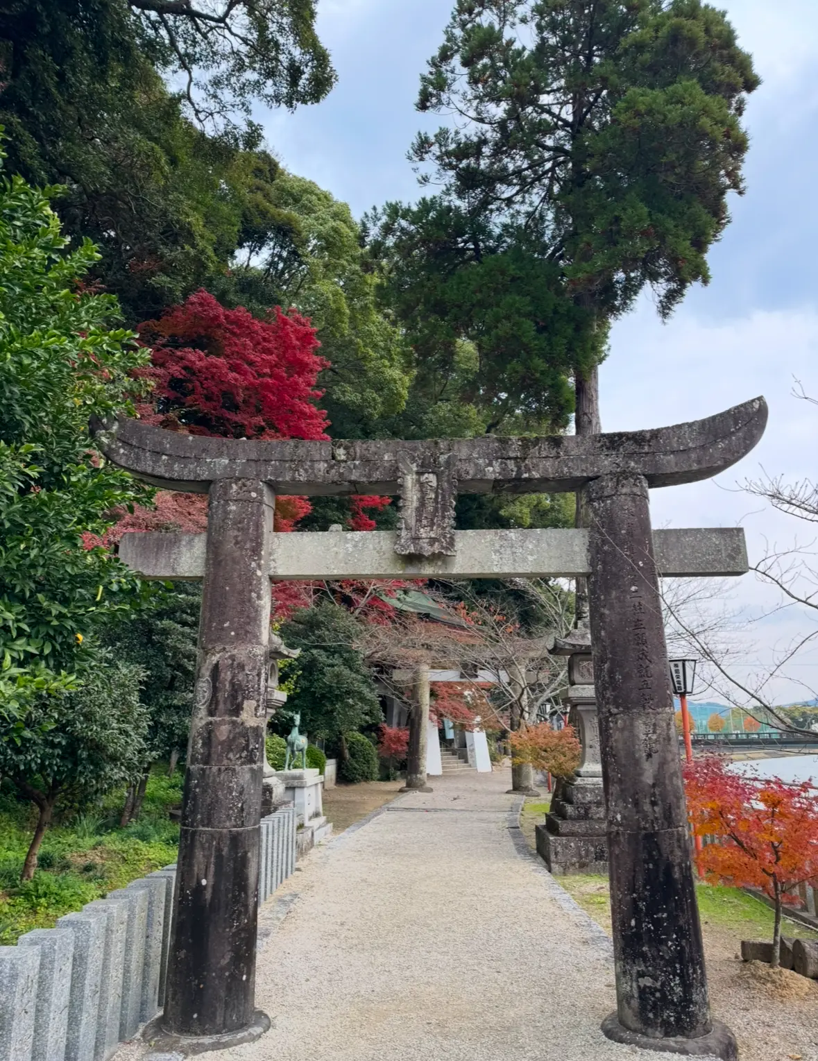 鳥居の先に鳥居