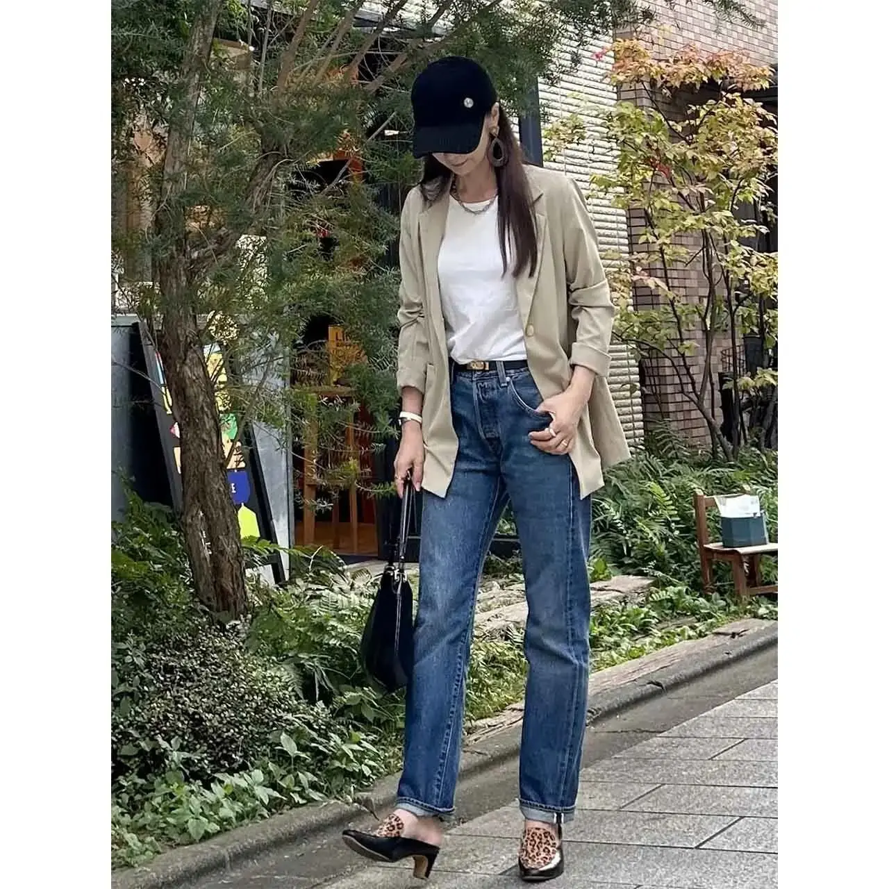 「ベージュ・ブラウン・カーキ」で季節感を取り入れる!服選びの参考にしたい50代の秋色コーデ6選