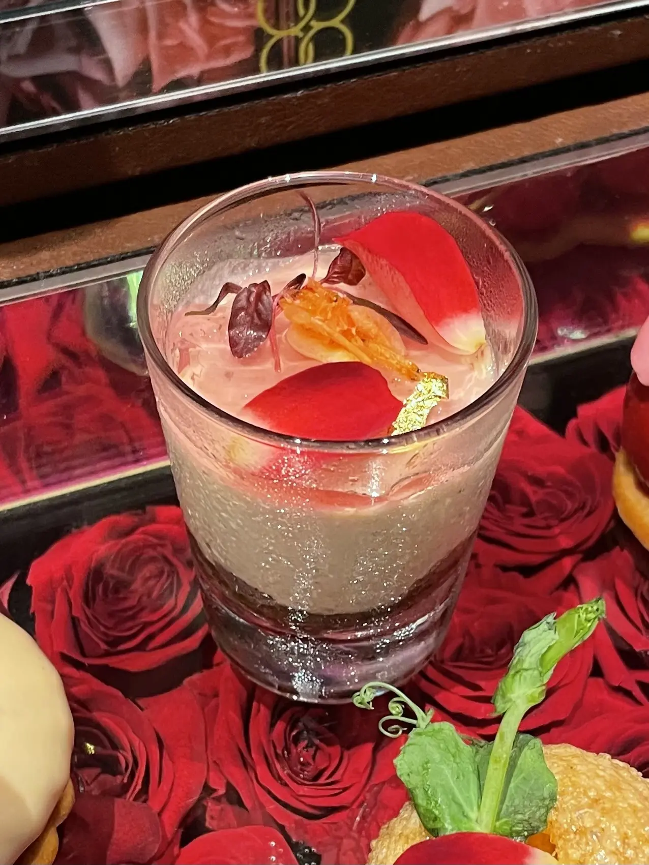 テリーヌ、お洒落バー、お洒落カウンター、ムース、金粉、食事、料理、お料理、生クリーム、ババロア、お洒落、お洒落な店内、お洒落スイーツ&amp;バー、間接照明、ケーキ、お洒落照明、Constellation.、SweetscafeBAR、バー、スイーツバー、入り口、通路、廊下、プロローグ、モダン、ブルーライト、間接照明、エピローグ、幻想的、幻想的、お洒落、スイーツ、ベリー、ケーキ、スイーツ&amp;バー、薔薇、フラワーアレンジ、マカロン、ライチ、ベリー、キイチゴ、木苺、薔薇、花びら、お洒落、美味しい、セイボリー、ムース、ナス、なす、和物、テリーヌ、