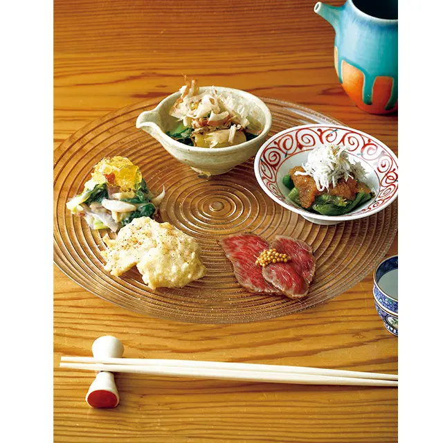 鱧の天ぷ らやローストビーフ、イカと九条ねぎの酢味噌あえなど、内容は日替わり。「八寸盛」￥ 1,500
