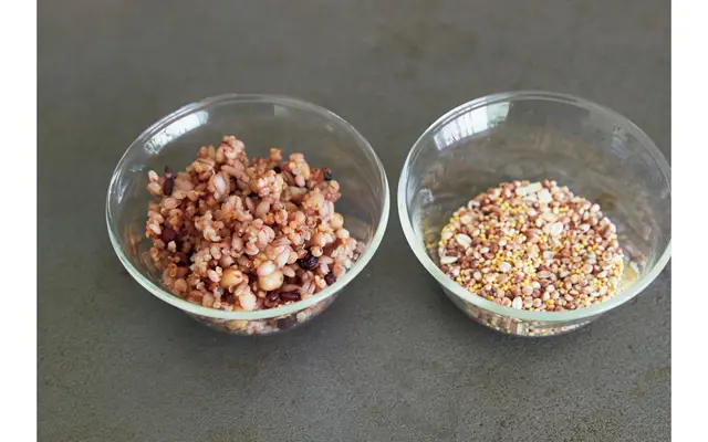 雑穀ミックス（右）はそのまま加えるとドロドロになってしまうので、ゆでたもの（左）を加えて。