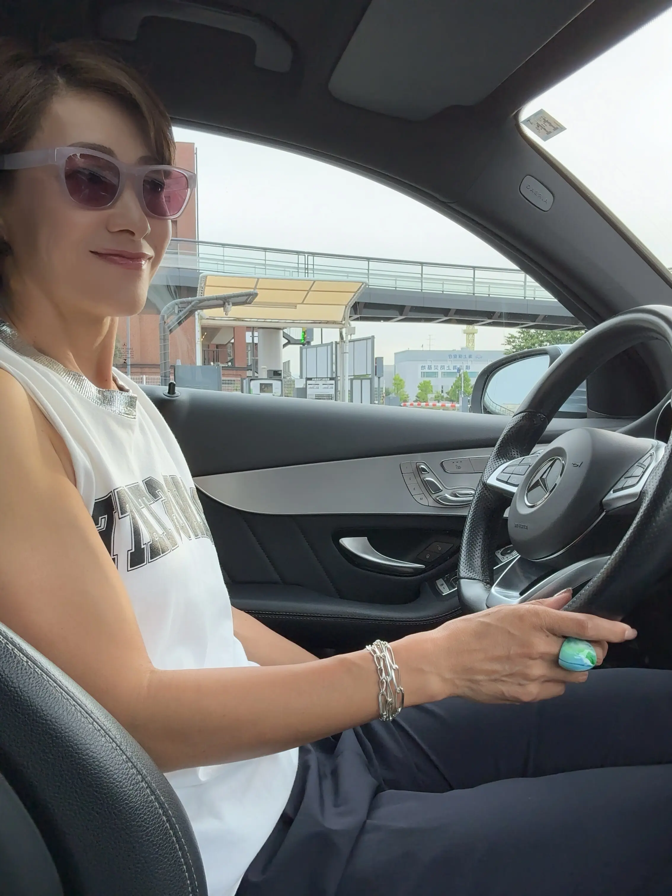 【エクラ 華組の愛車拝見！vol.2】山崎明子さん「一目惚れをしたスタイリッシュなベンツで、毎週ゴルフを楽しんでいます！」_1_8