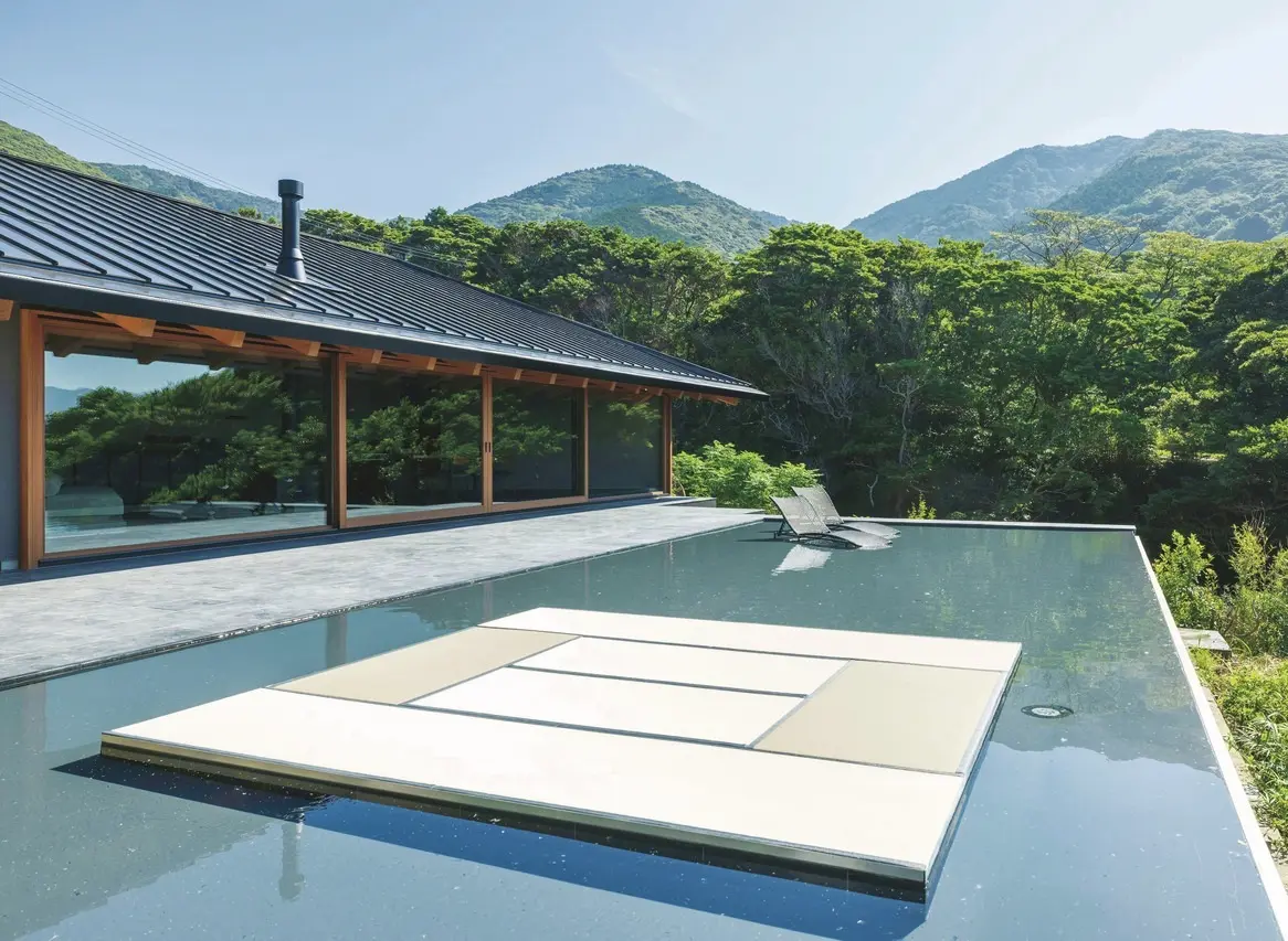 水盤に浮くかのような、畳敷きのリラックススペース