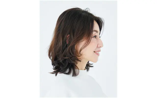 横から見たエレガントなミディアムヘアスタイル