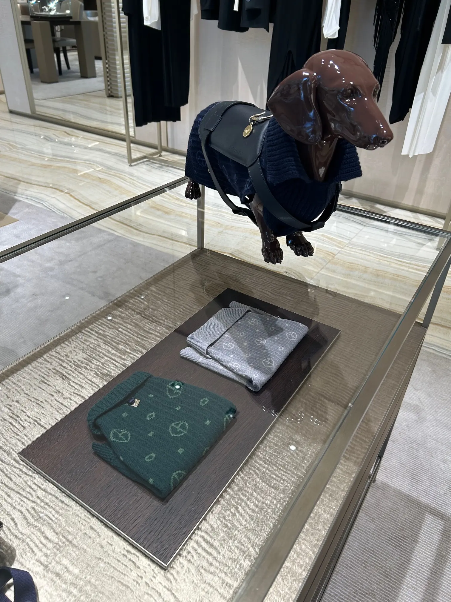 ジョルジオ アルマーニ 表参道店　ドッグアイテム