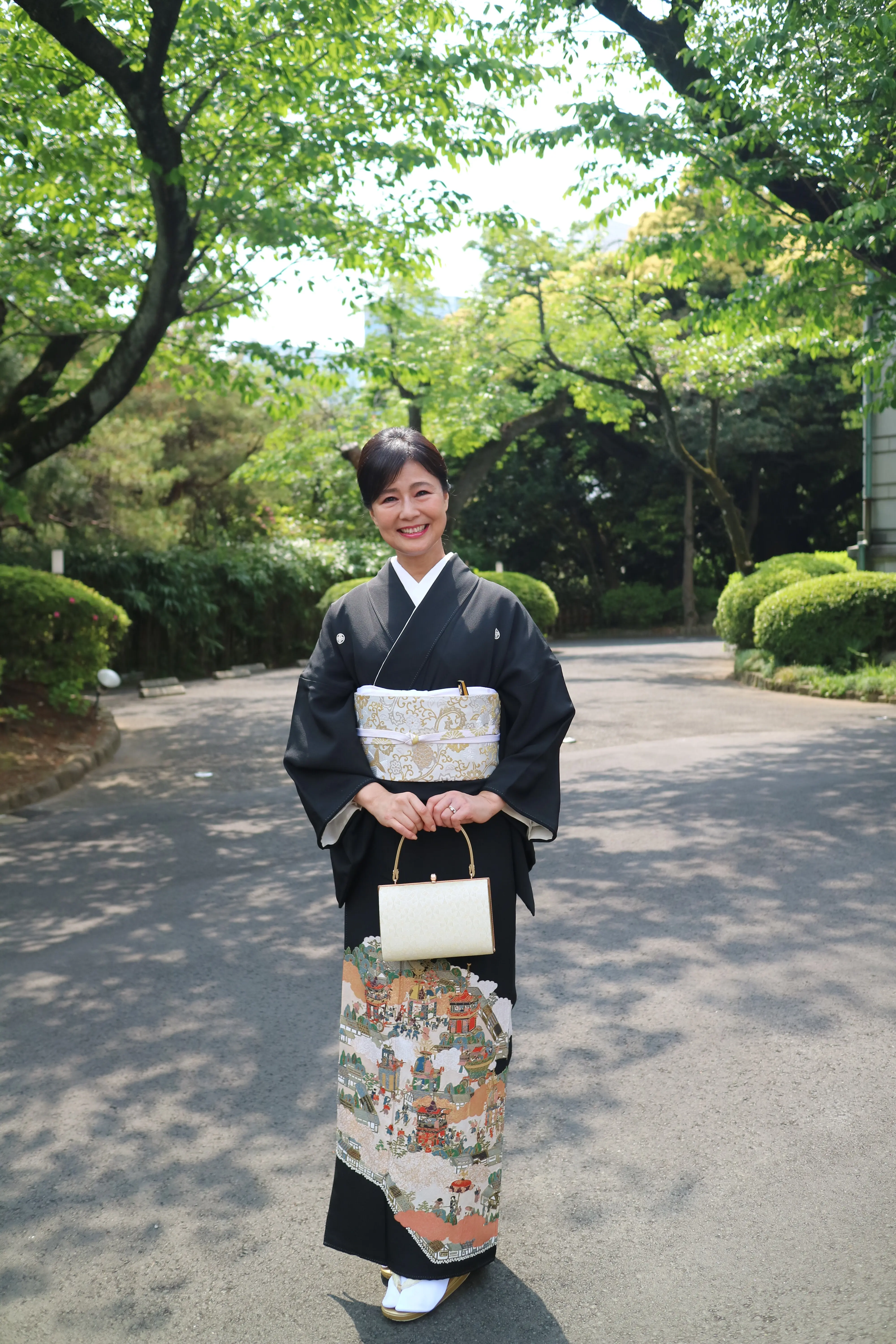 外、庭園、着物、黒留袖、結婚式、結婚式母の服、結婚式母の服装、結婚式服装、母、お正月、ご挨拶、着物バッグ、晴れの日、快晴、晴れ、草履、帯、結婚式帯、結婚式母の帯、足袋、紋付、紋付き、紋付き、着物ゴールドバッグ、着物結婚式バッグ、ゴールドバッグ、シャンパンゴールドバッグ、シャンパンゴールド、母の黒留袖