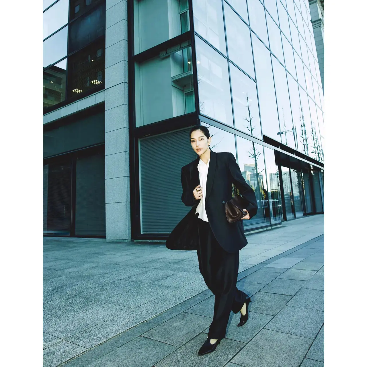 マスキュリンな黒のセットアップにフェミニンな白ブラウスを合わせて、頼りがいも優しさもあるビジネススタイルに！