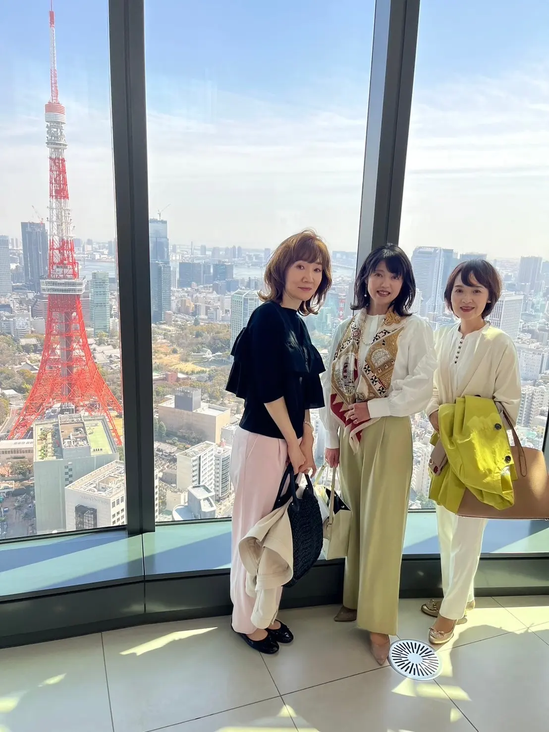 東京タワーと3人の女性
