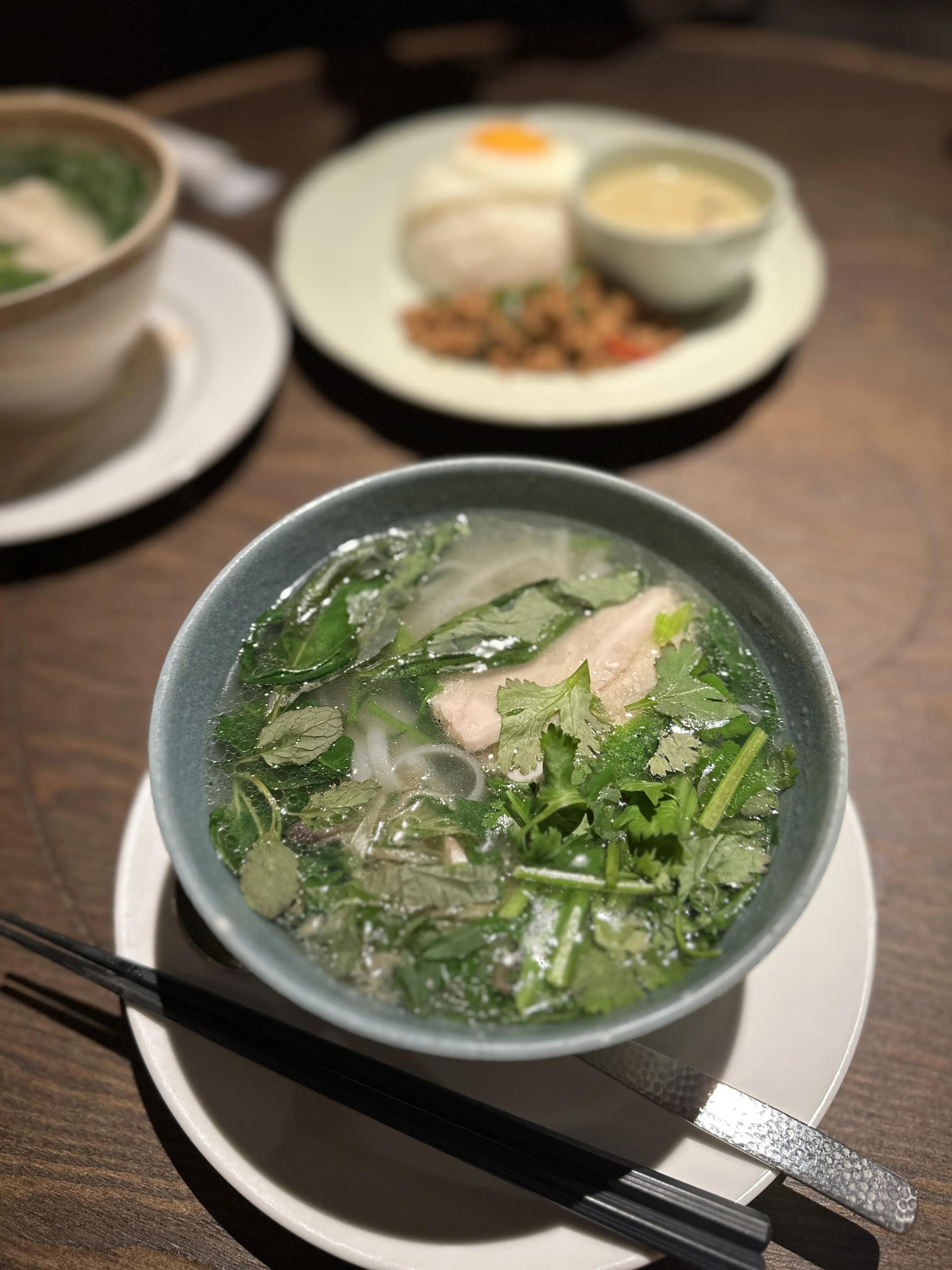 ブラックコーデのアクセントにデニムシャツ_1_2-3