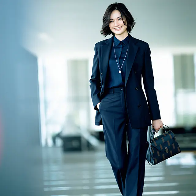 働く50代女性】働くスーツをもっと素敵に着こなすテク | Web eclat