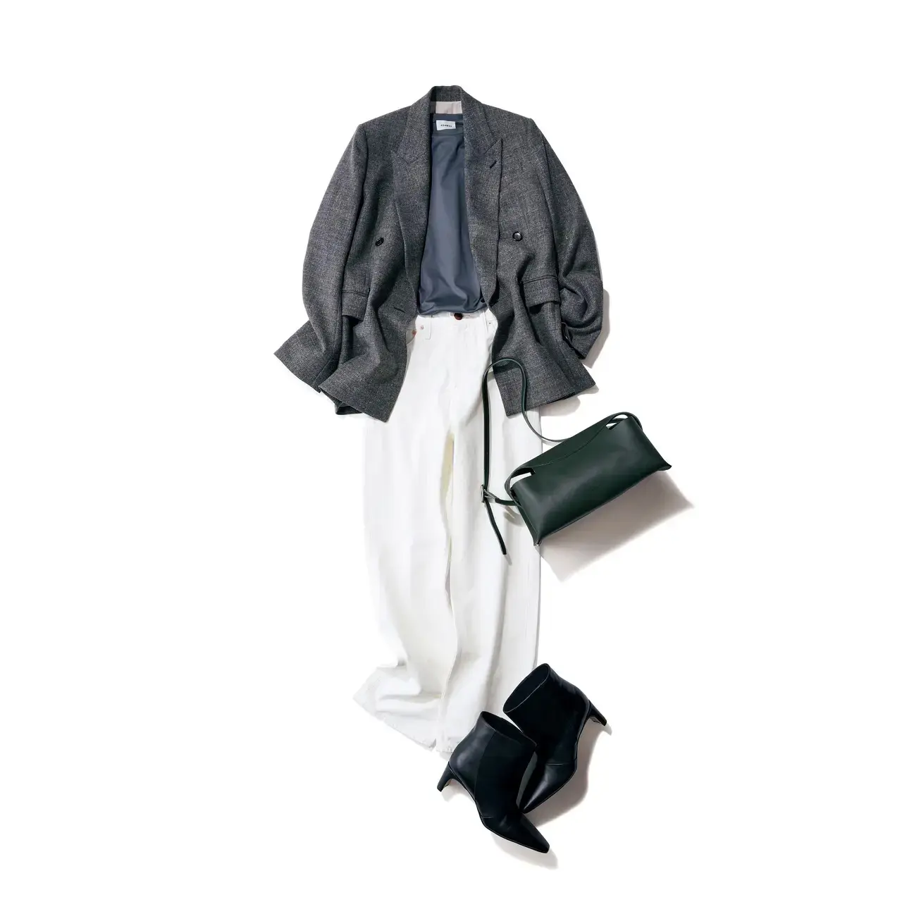 渋めなグレージャケットで爽やかな白パンツを辛口に着こなす