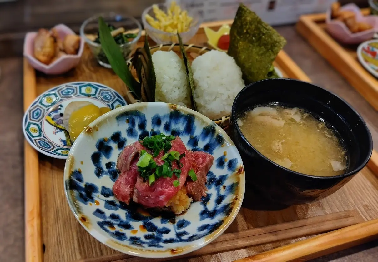 日本酒ポニーテール　おにぎり肉御膳