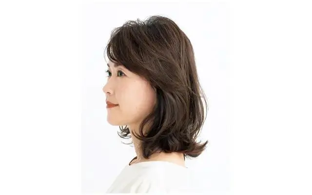 横から見た流し前髪のヘアスタイル