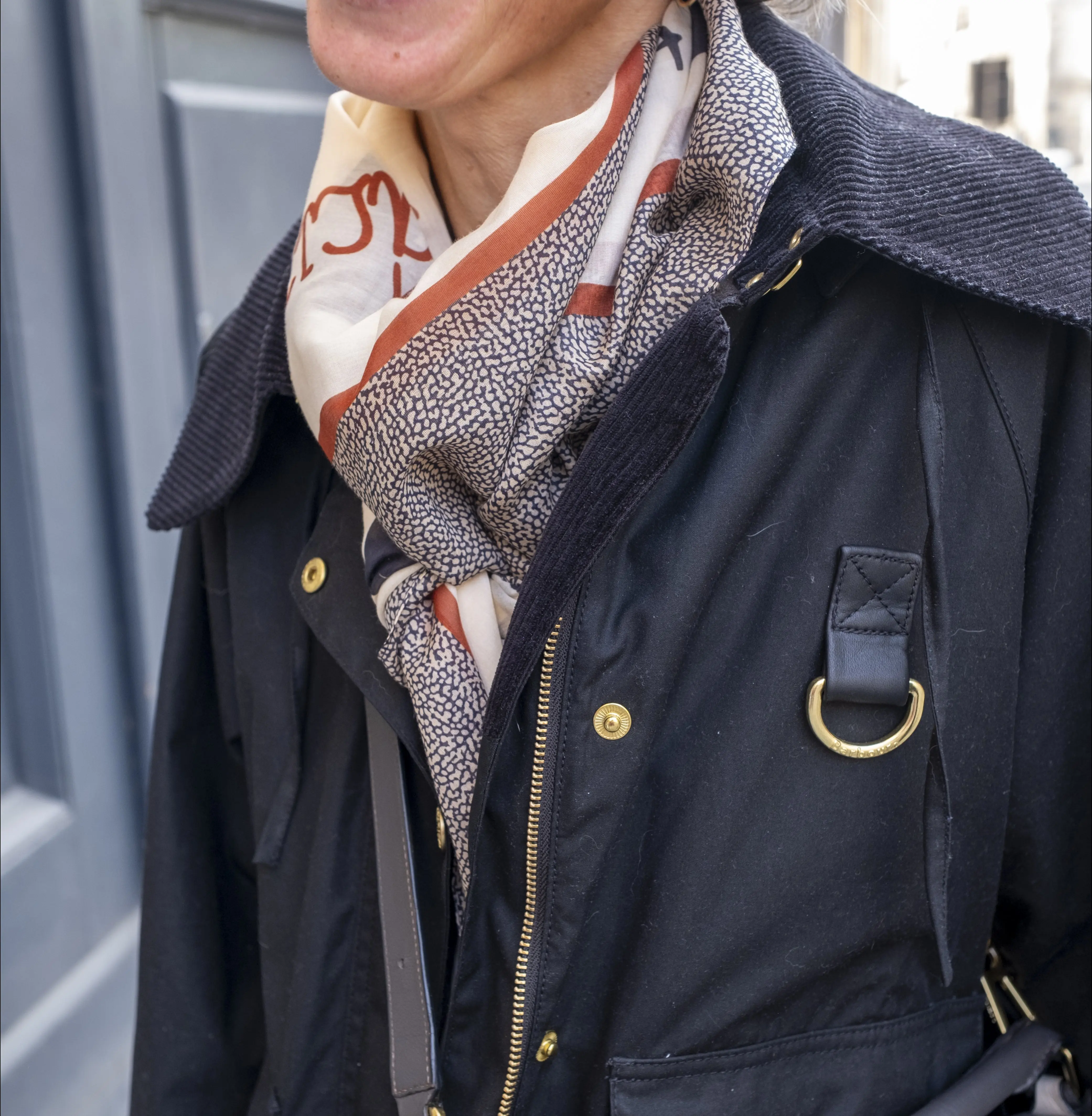 ファッションスナップ　スカーフ　ボルボネーゼ