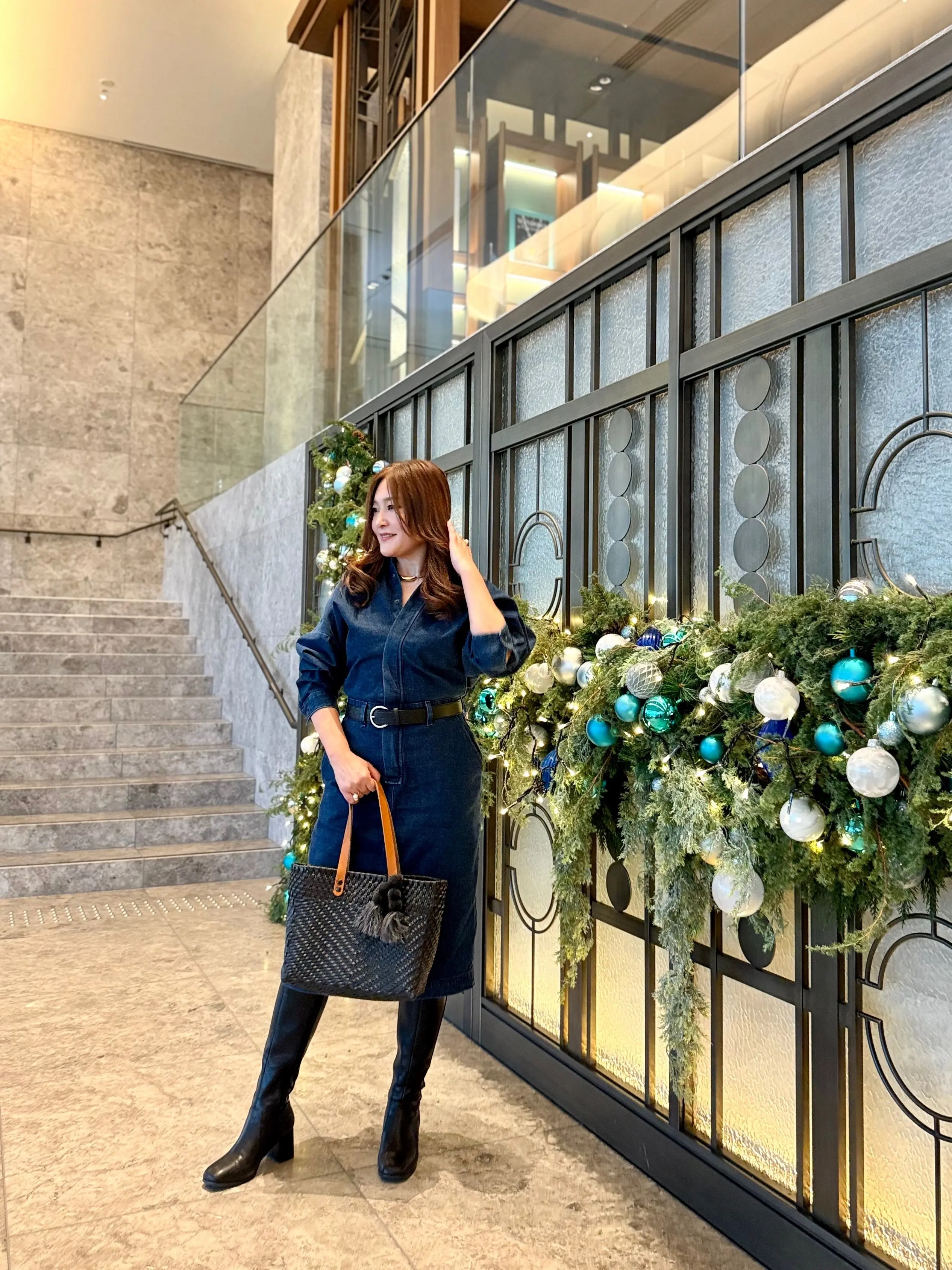 大阪　ウォルドーフ・アストリア大阪　ティファニーコラボ　クリスマス　クリスマスツリー　ピーコックアレー　ティファニー　ティファニーツリー　ティファニーブルー　クリスマスツリー　ZARA デニムワンピース　デニムミディワンピース　　