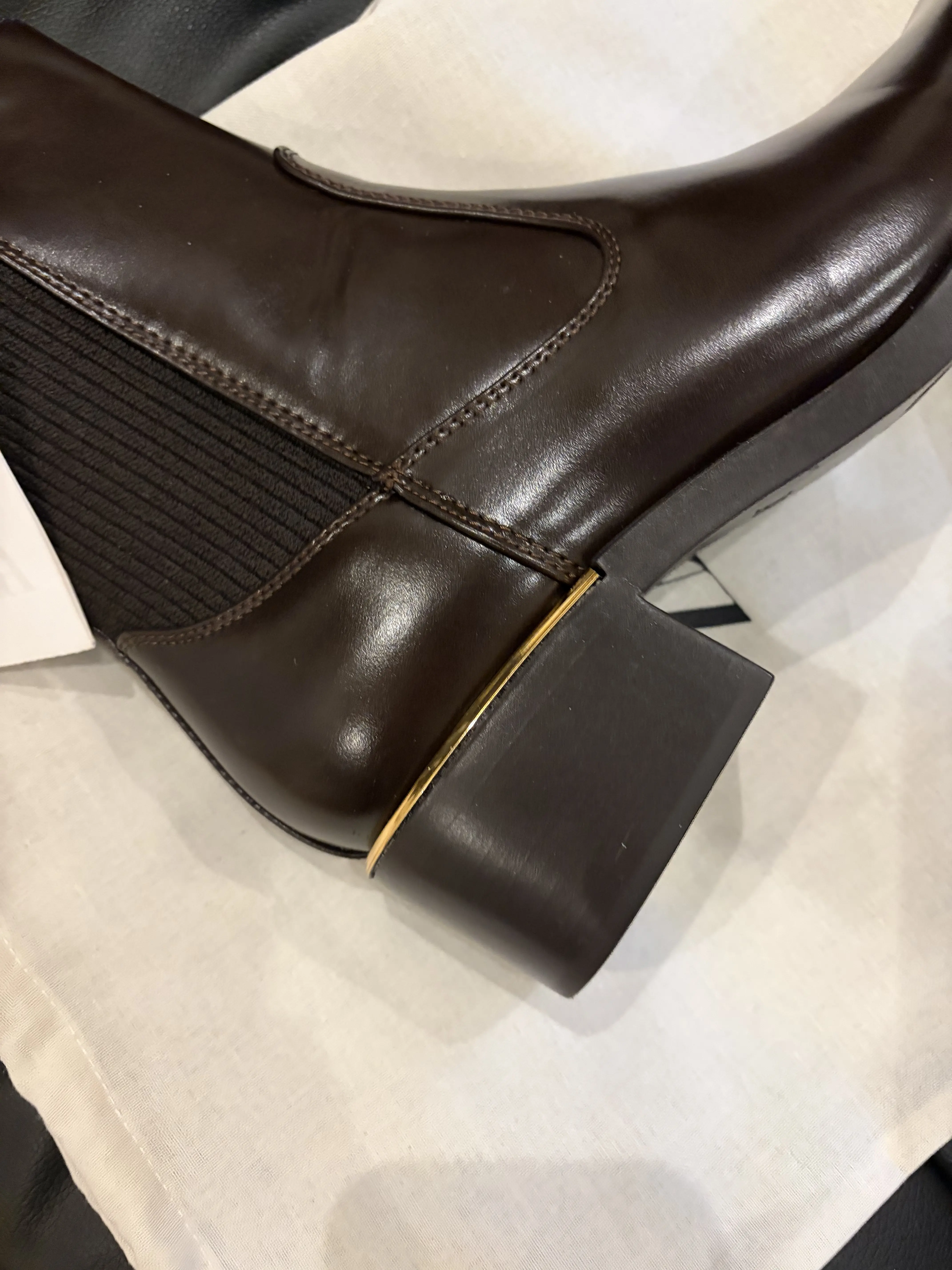 ZARAセール ザラ　ファーコート　プリーツスカート  ワンピースコーデ　ブラウンコーデ　ハーフブーツ　ZARAコーデ　ショートブーツ　モカ色　 jマダムのおしゃれ　ZARAブーツ　ZARAコート