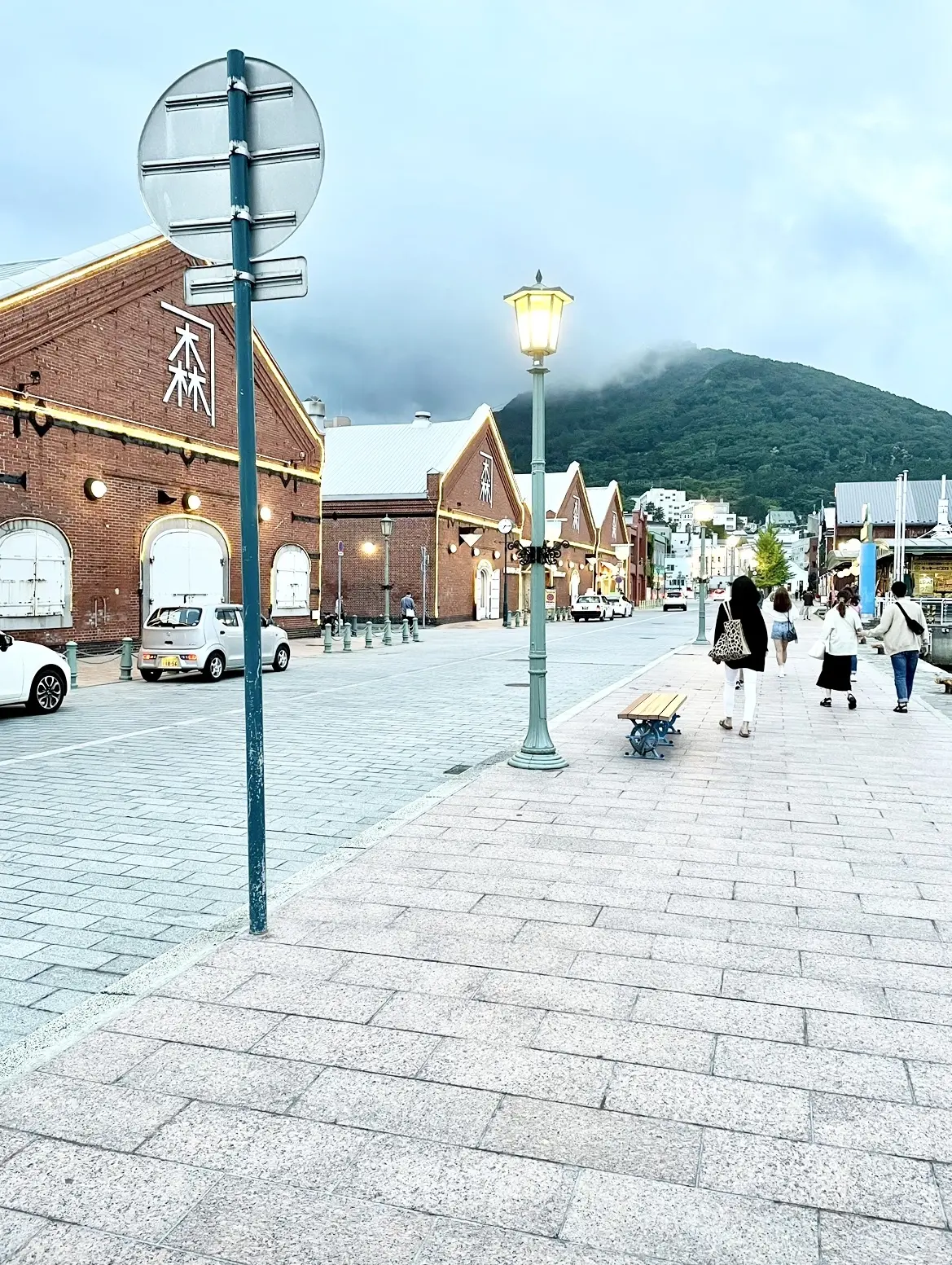 北海道、函館、赤レンガ倉庫、夕方、街灯、観光、観光地