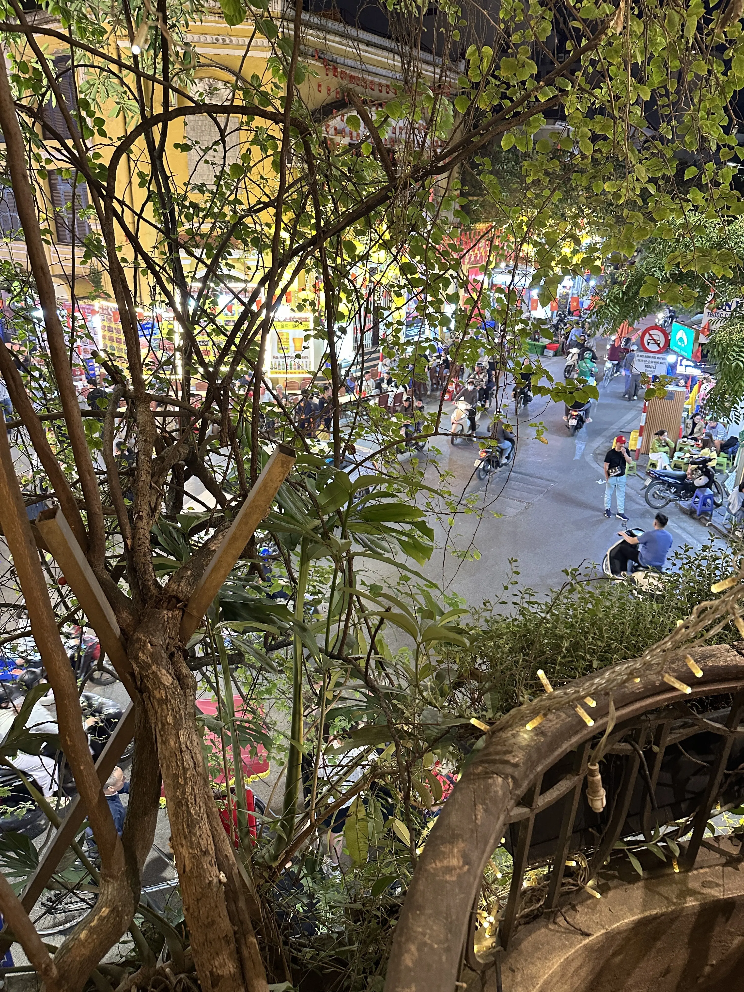 Bancong cafe ＆Restaurant　バンコンカフェ hanoi ハノイ　ベトナム