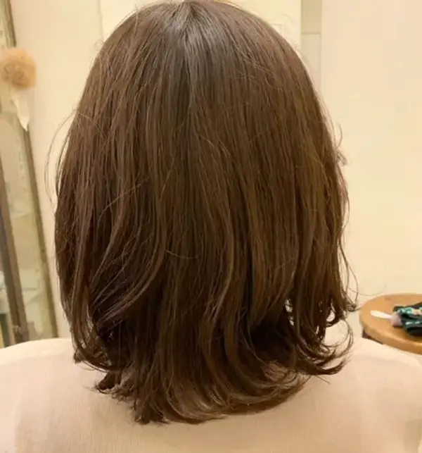 後から見たミディアムヘアスタイル