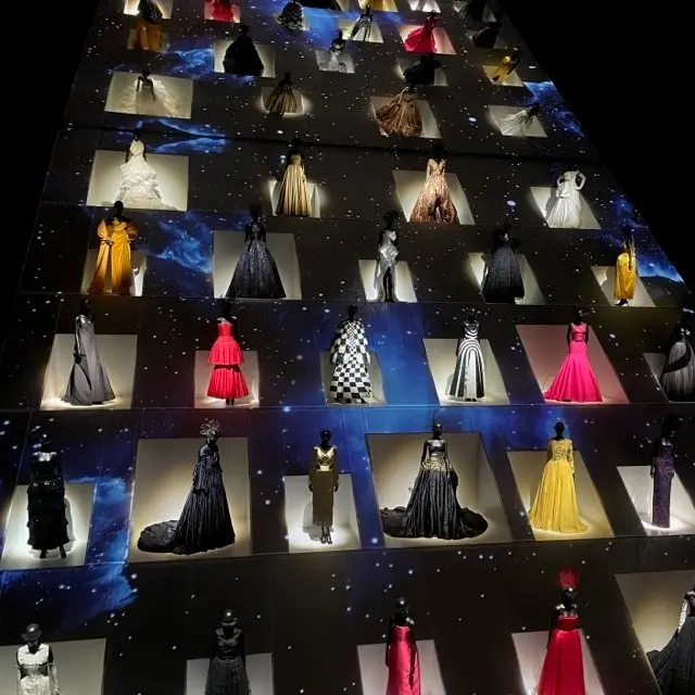 「クリスチャン・ディオール、夢のクチュリエ」展 「ディオールの舞踏会」と題された高さ19mの空間にスポットライトを浴びて輝く、イブニングドレス